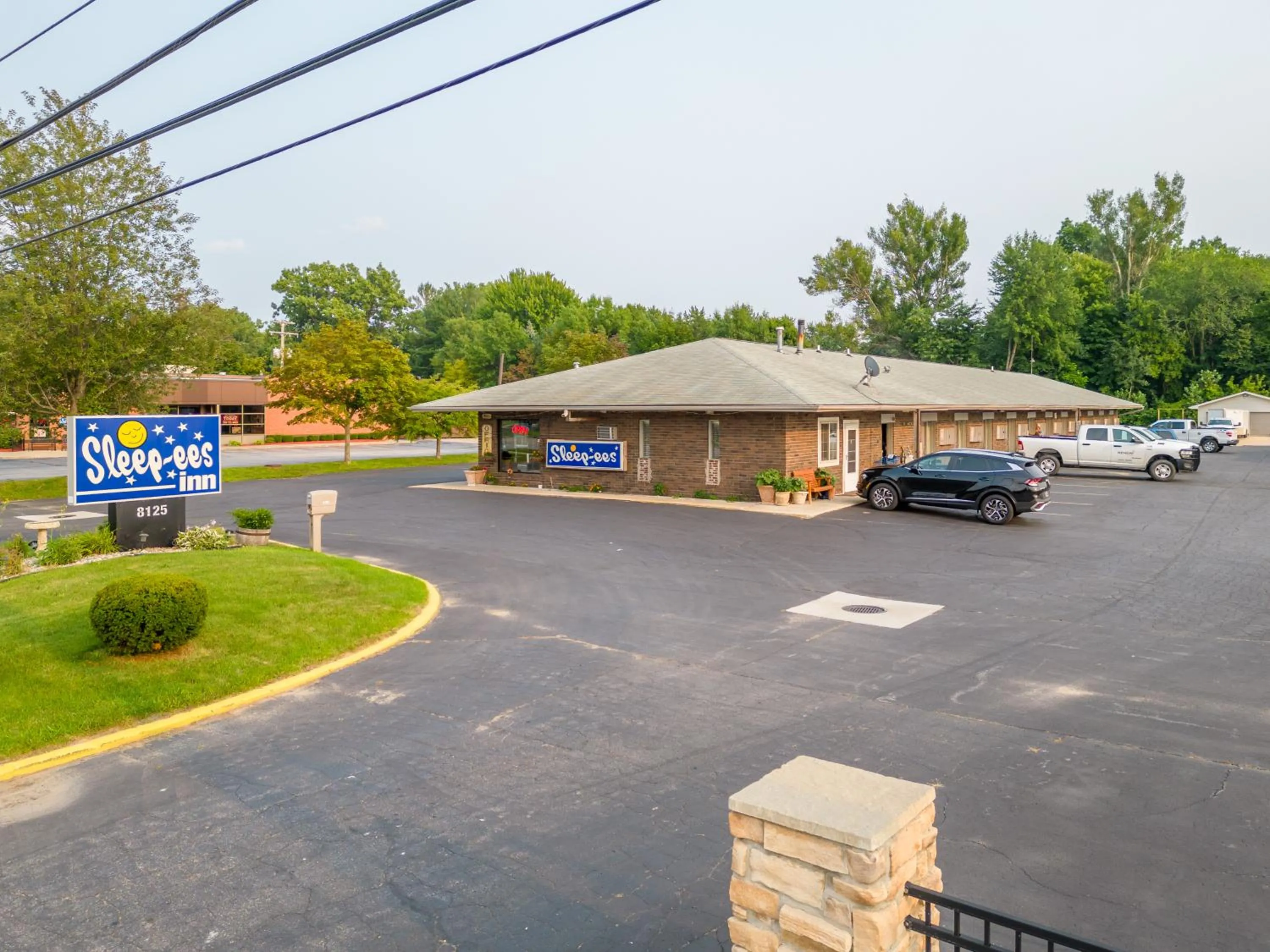 Property building in Sleep-ees Inn, Saginaw & Frankenmuth