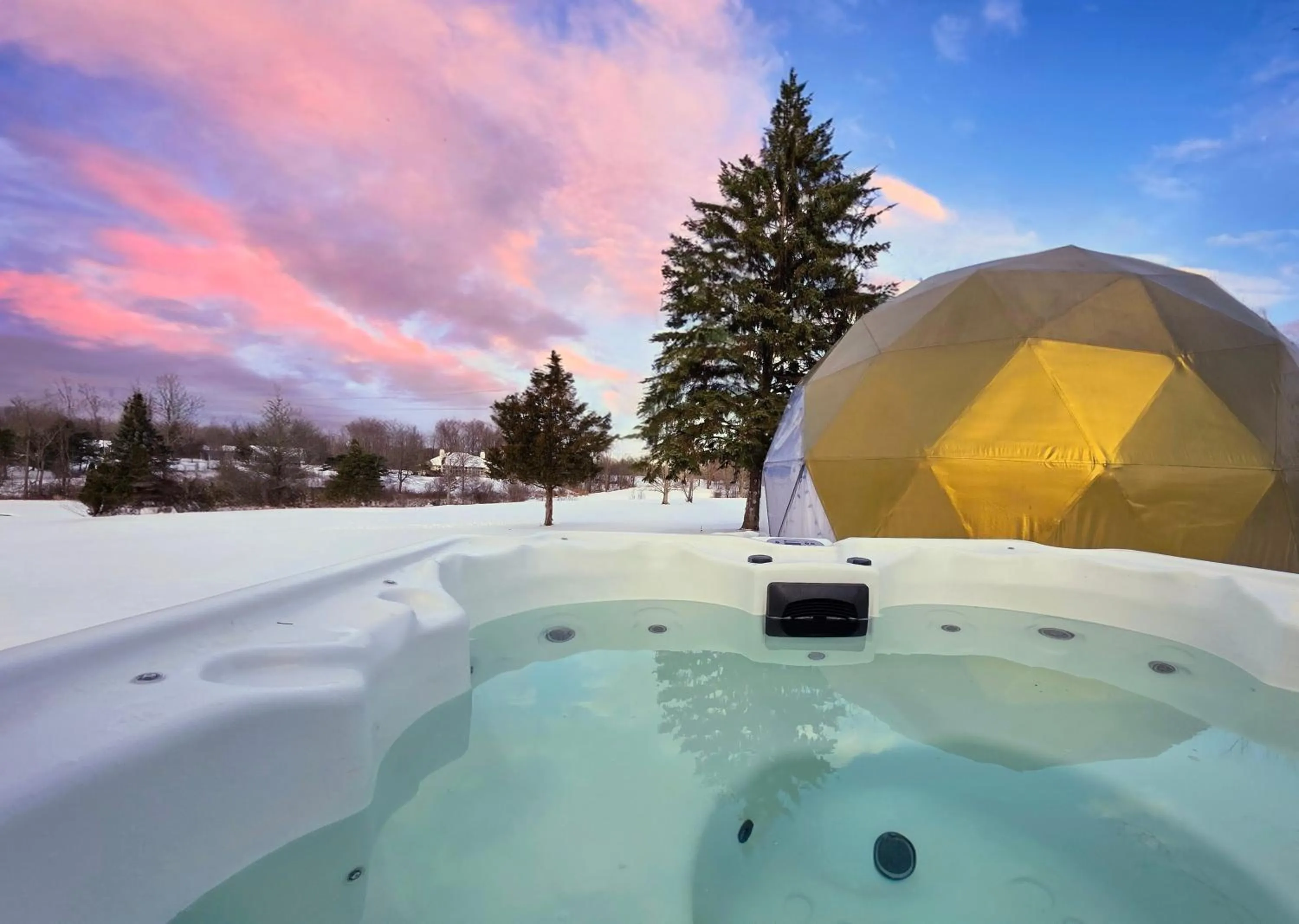 Hot Tub in DayDreamer Domes