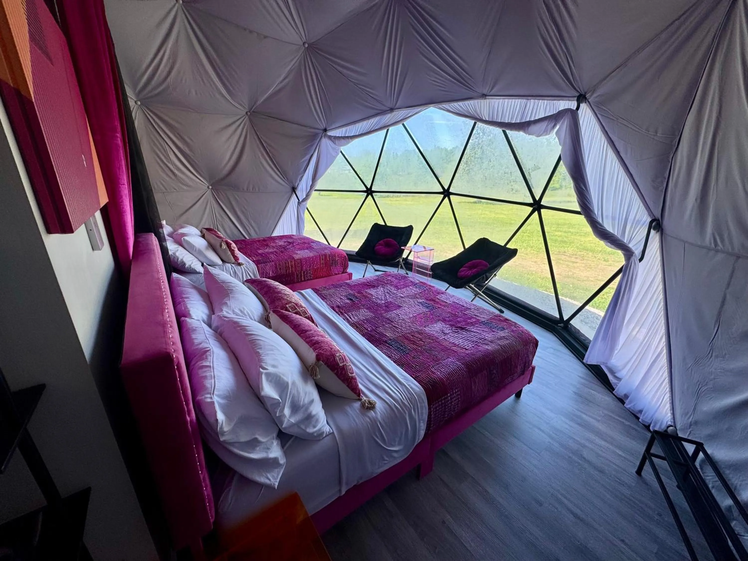 Photo of the whole room, Bed in DayDreamer Domes