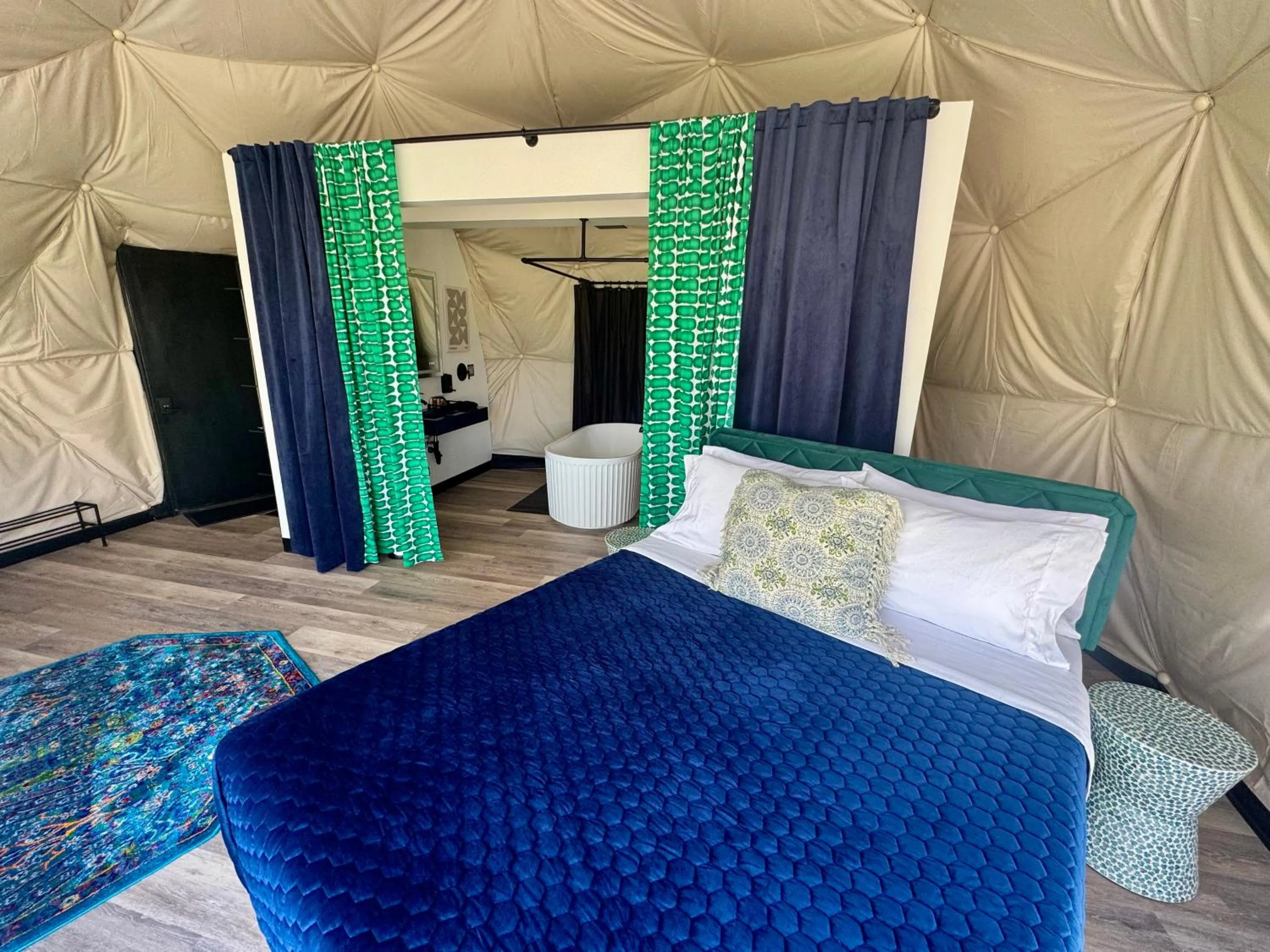 Photo of the whole room, Bed in DayDreamer Domes