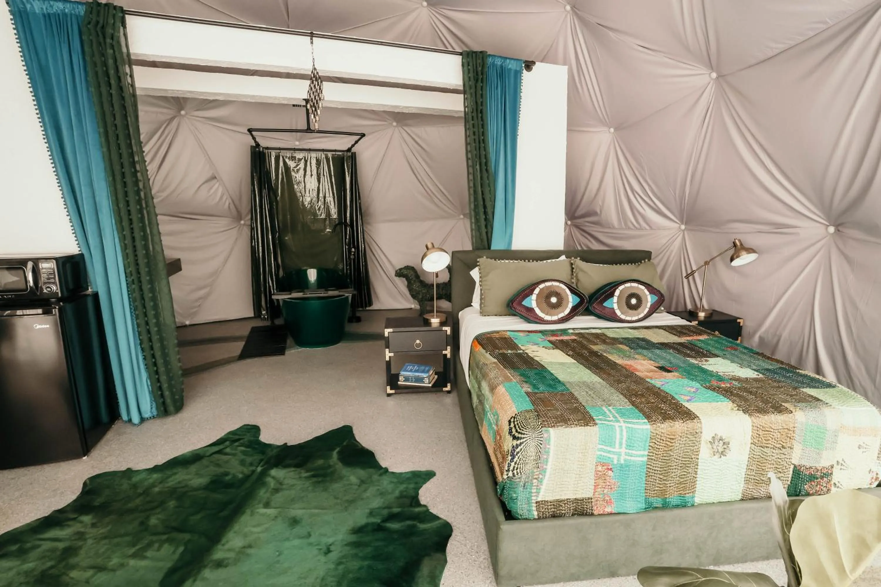 Photo of the whole room, Bed in DayDreamer Domes