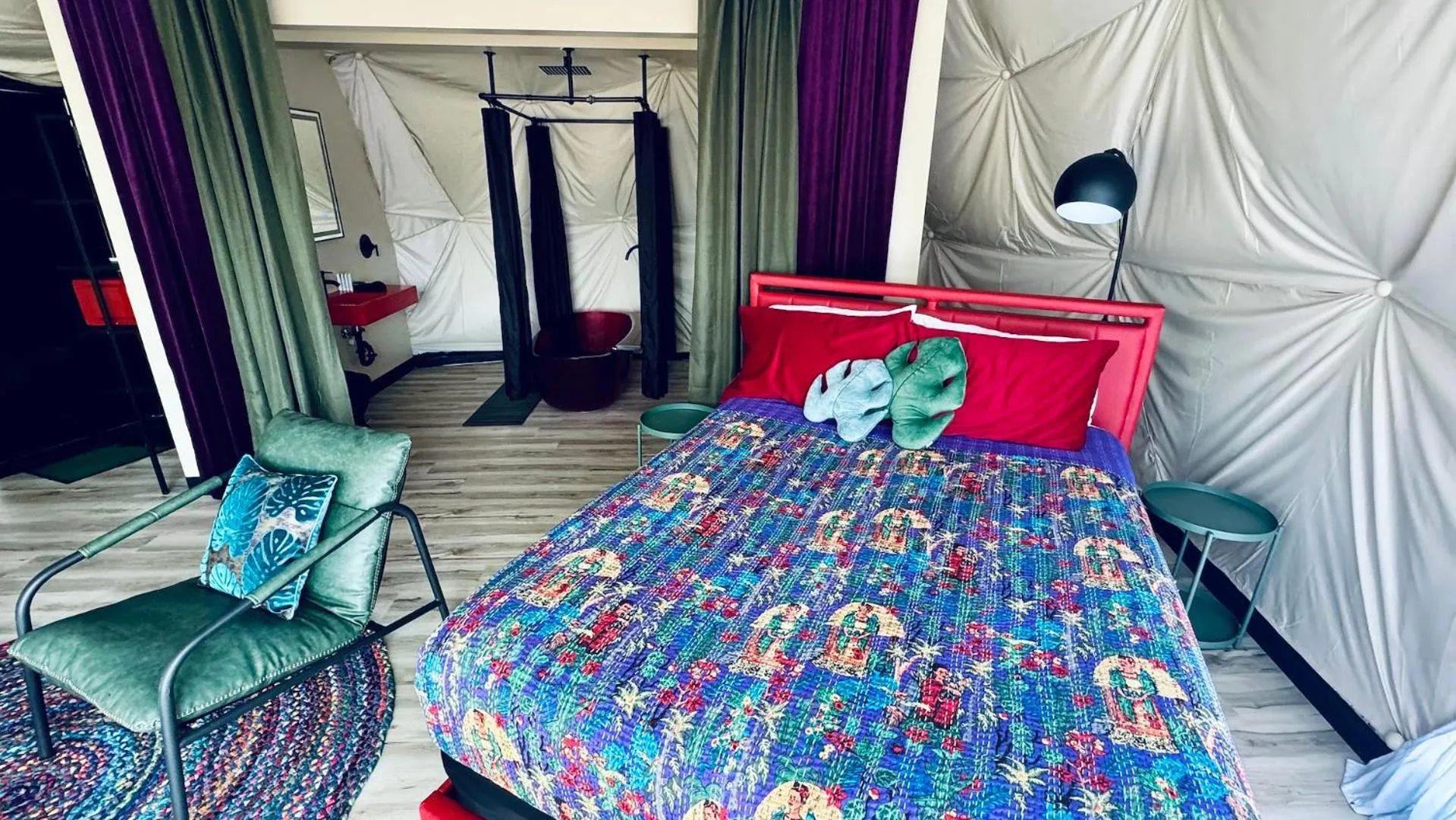 Photo of the whole room, Bed in DayDreamer Domes