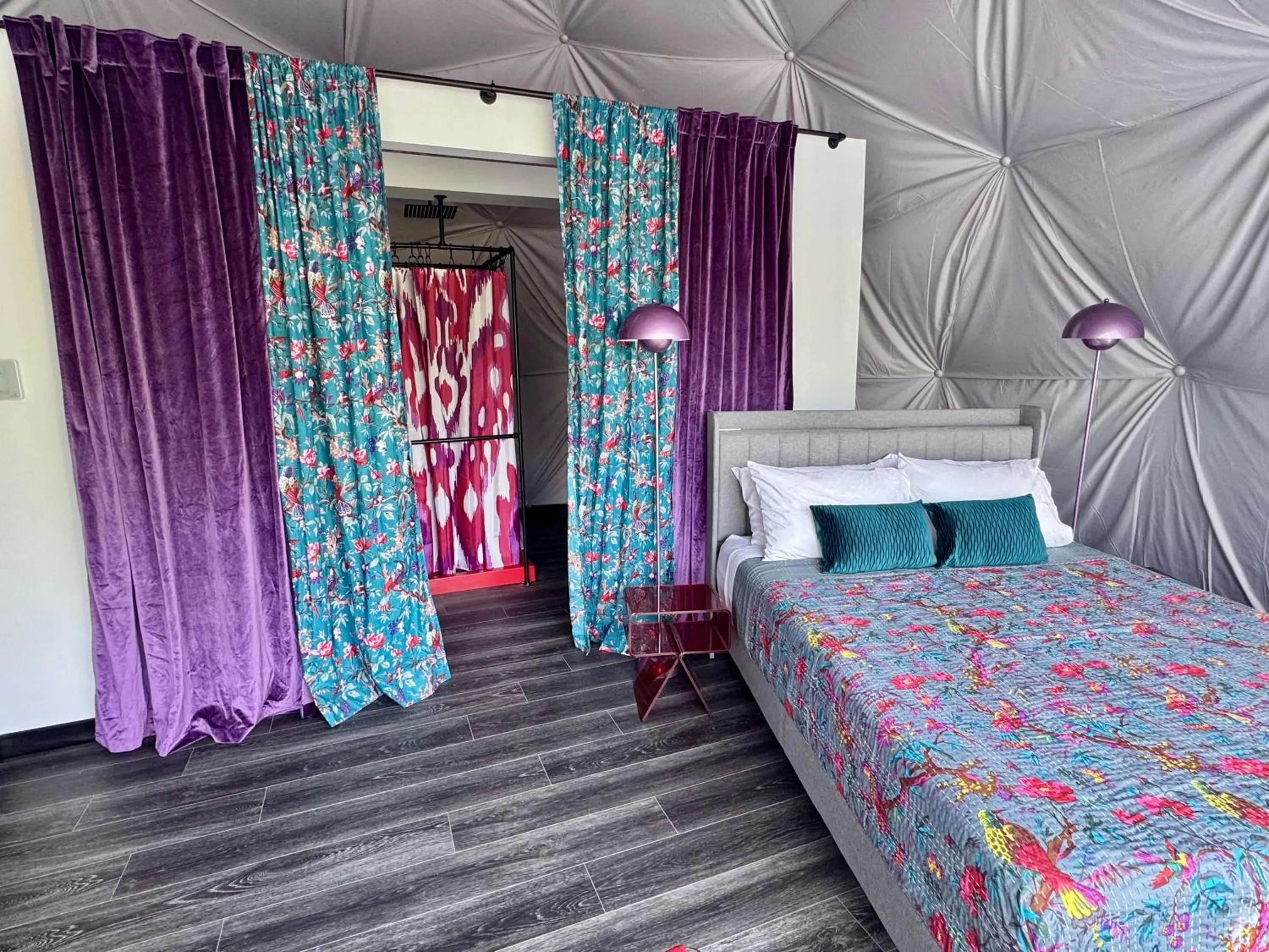 Photo of the whole room, Bed in DayDreamer Domes