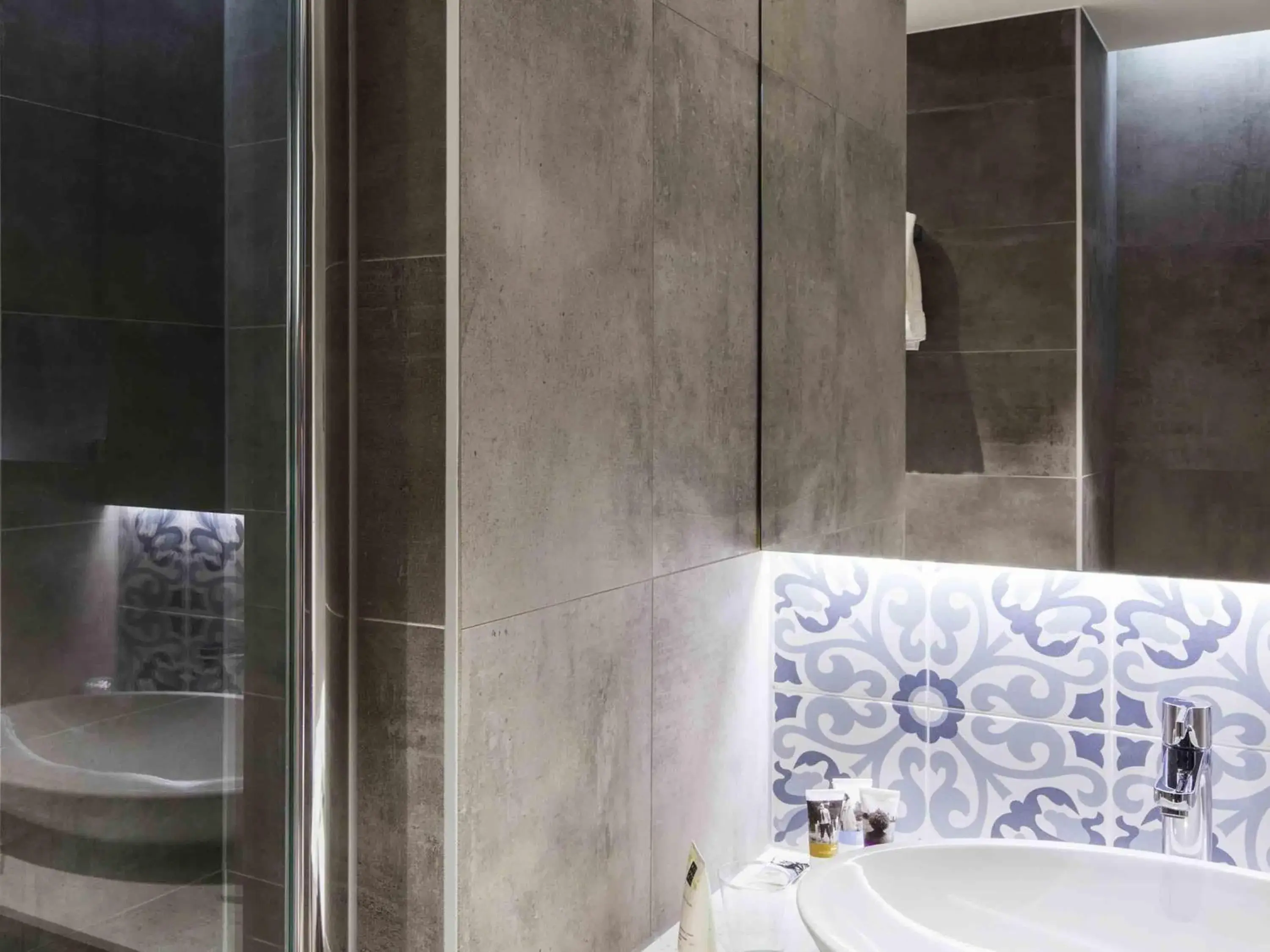 Privilege Twin Room with Sofa Bed in Mercure Amsterdam City Hotel Privilege Twin Room with Sofa Bed in Mercure Amsterdam City Hotel