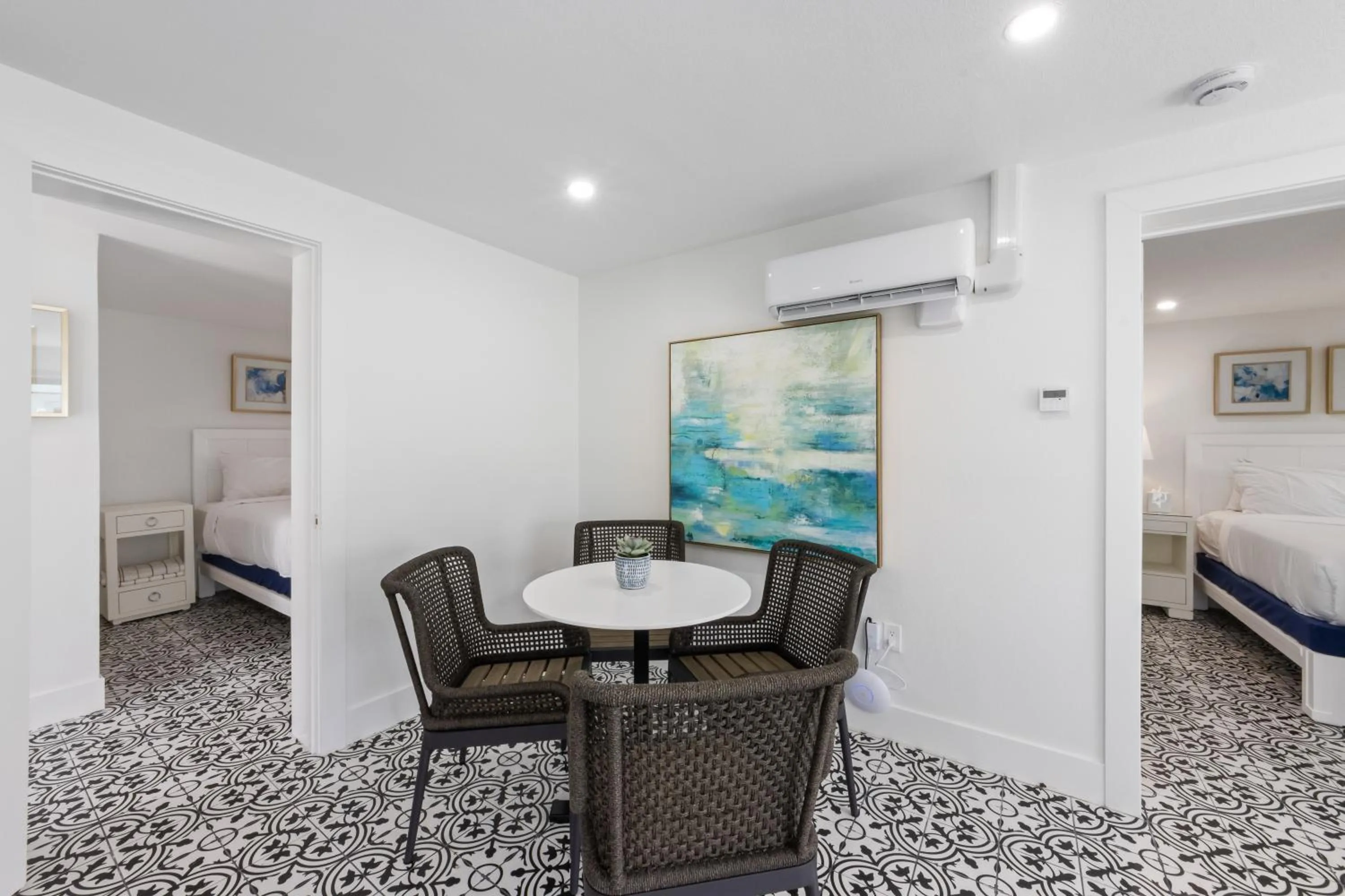 Seating area, Bed in The Retreat at Anna Maria Island Inn