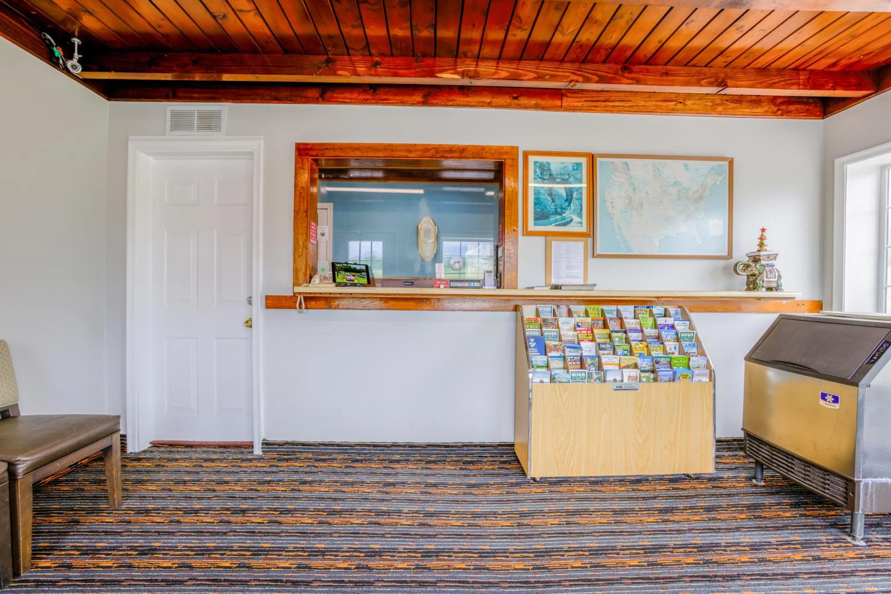 Lobby or reception in Budget Inn By OYO Natural Bridge I-81