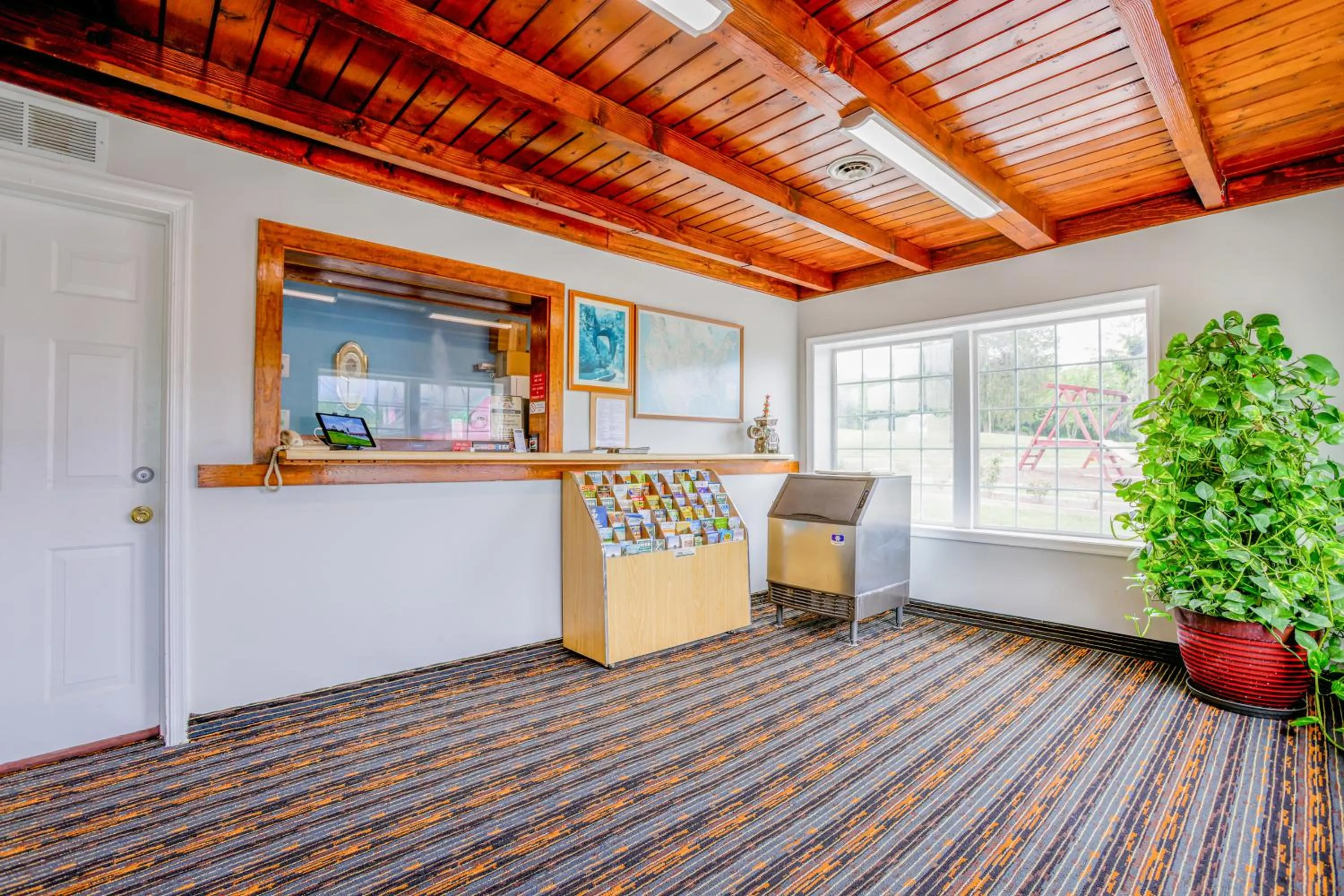 Lobby or reception in Budget Inn By OYO Natural Bridge I-81