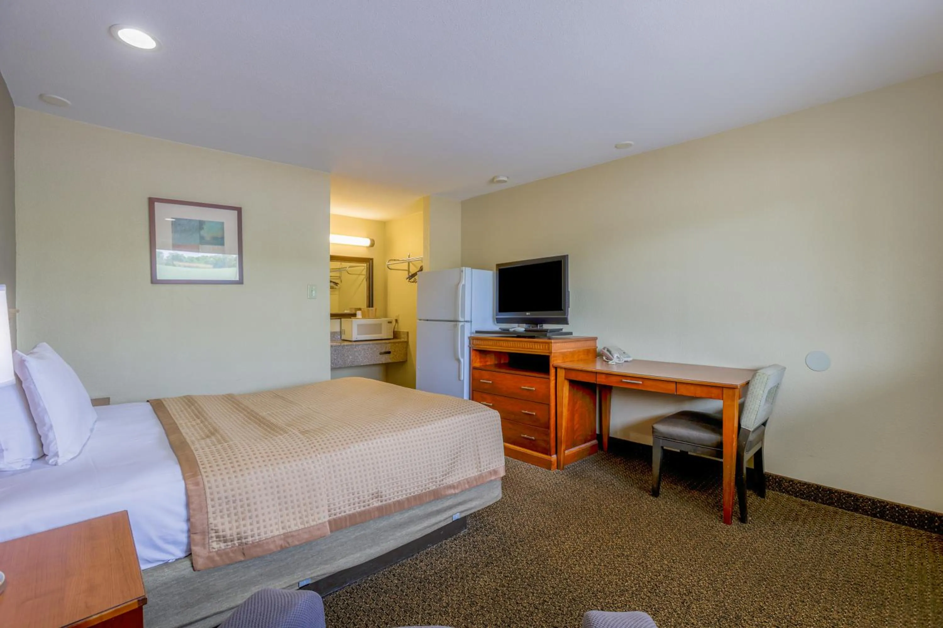 Bedroom, Bed in Budget Inn By OYO Natural Bridge I-81