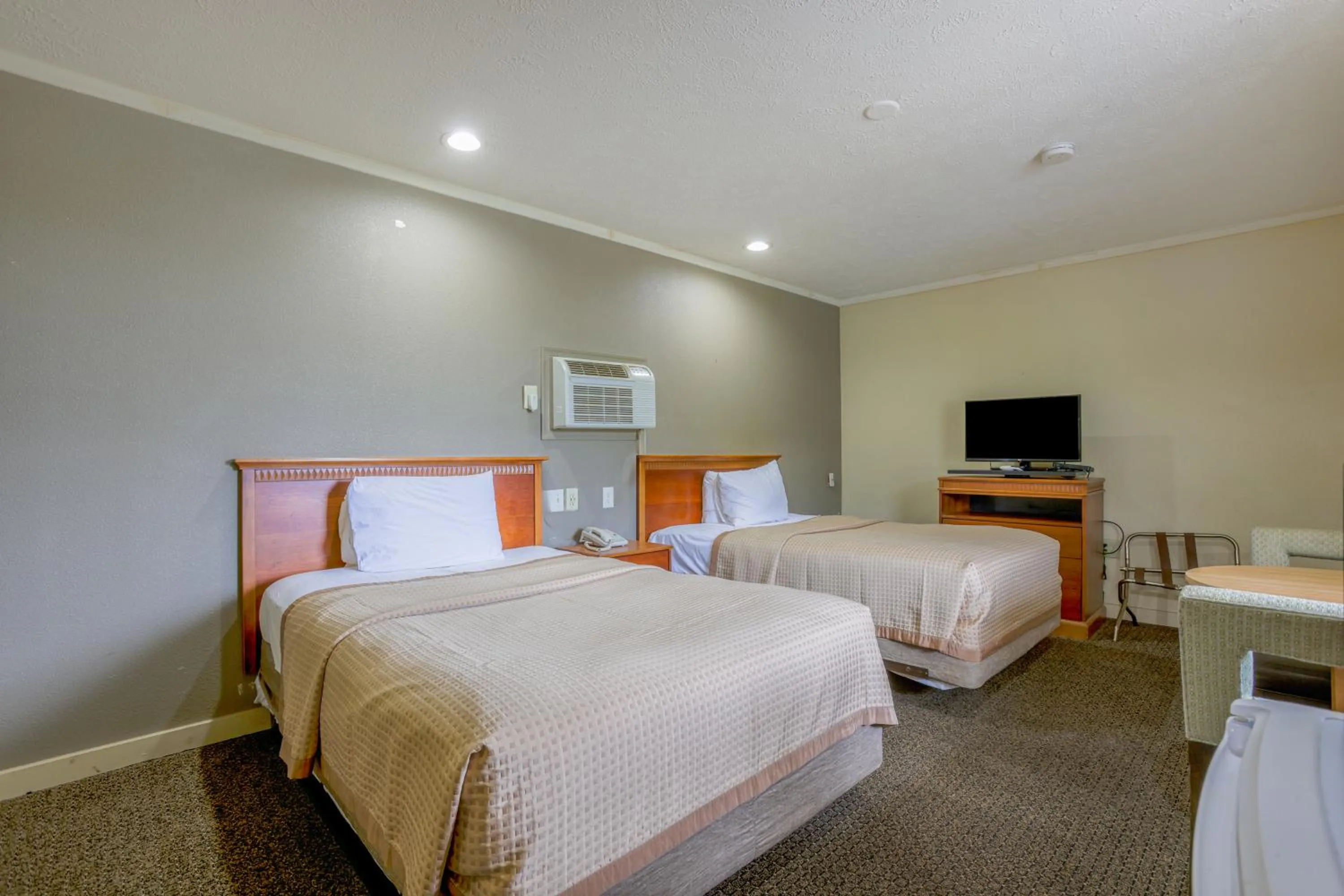 Bedroom, Bed in Budget Inn By OYO Natural Bridge I-81