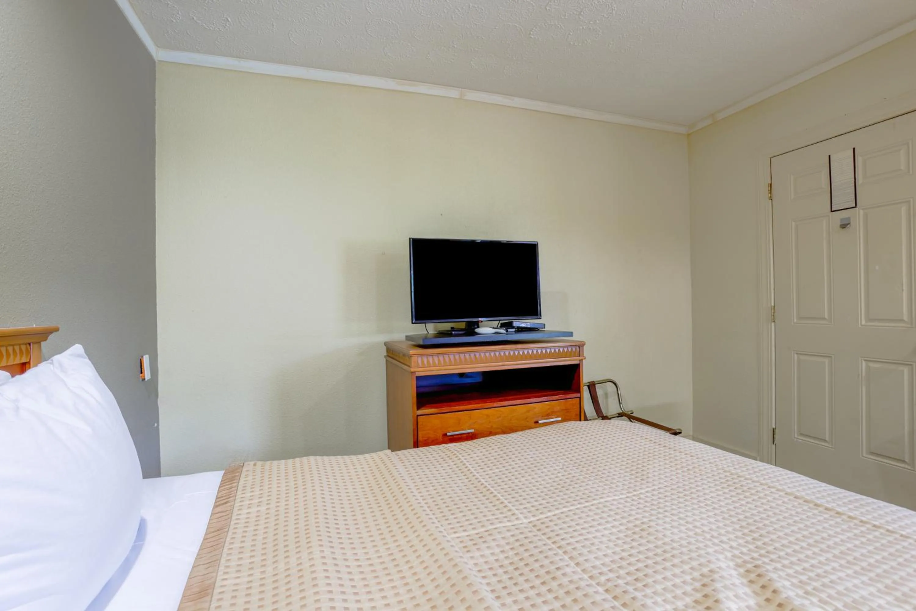 Bedroom, Bed in Budget Inn By OYO Natural Bridge I-81