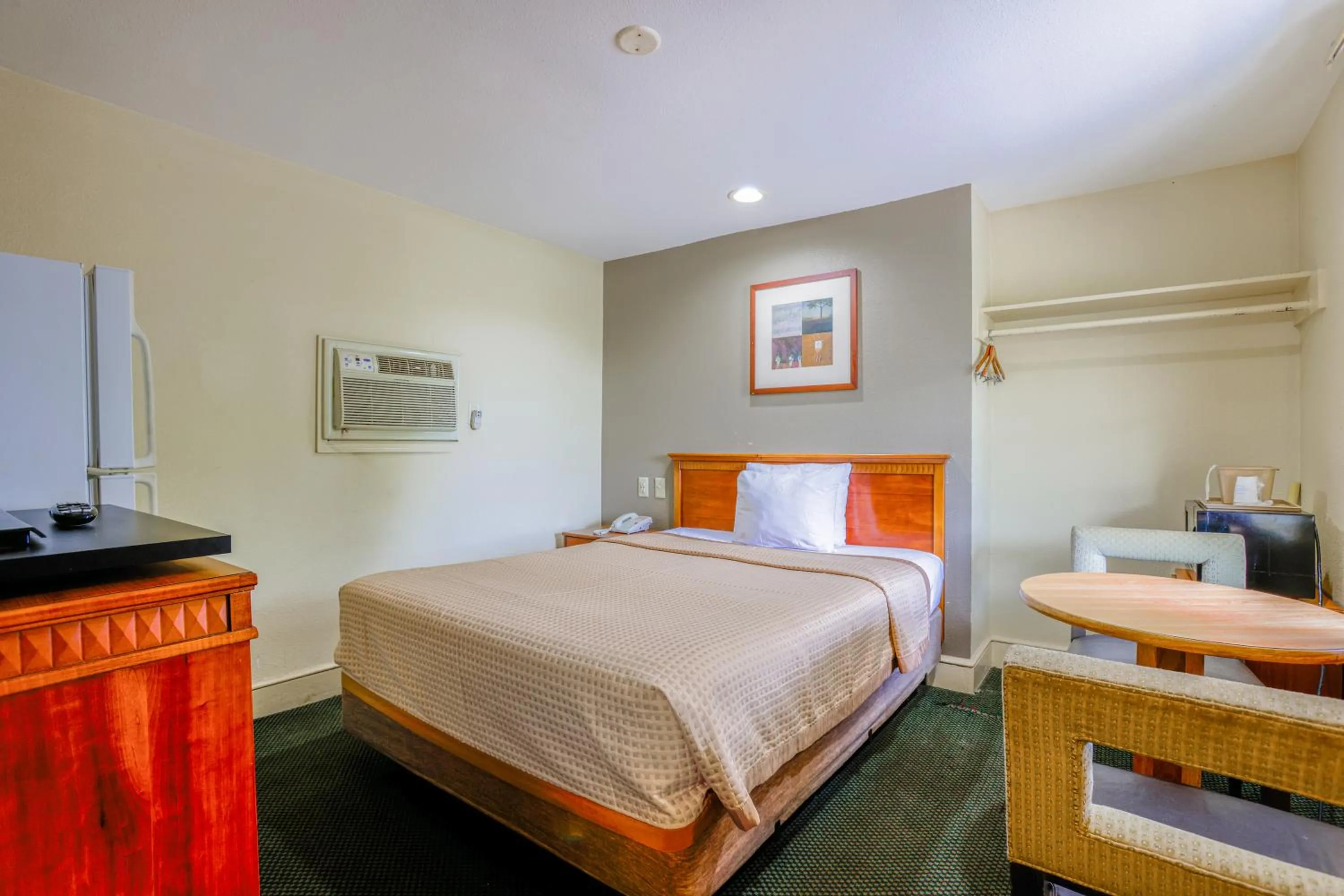 Bedroom, Bed in Budget Inn By OYO Natural Bridge I-81