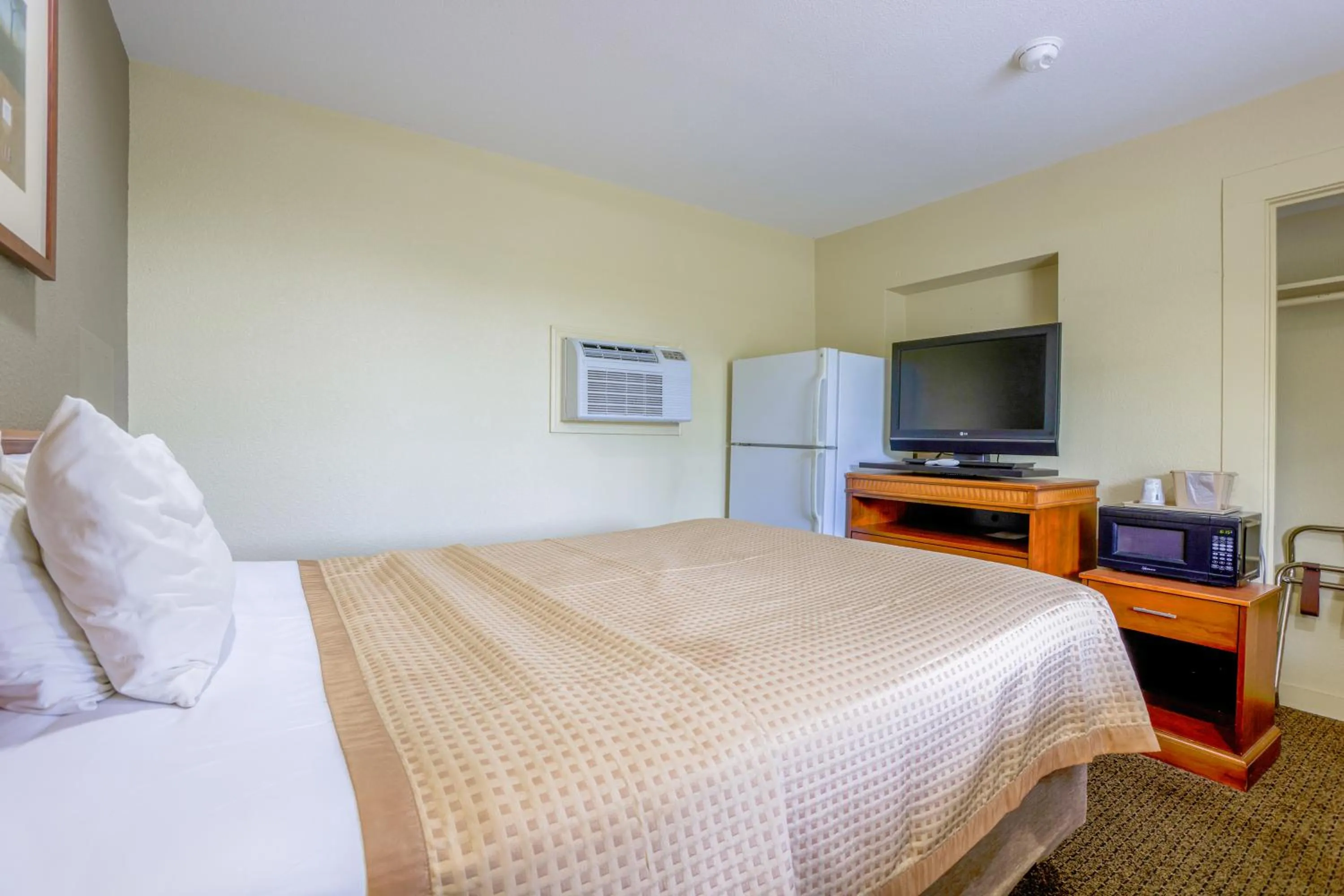 Bedroom, Bed in Budget Inn By OYO Natural Bridge I-81