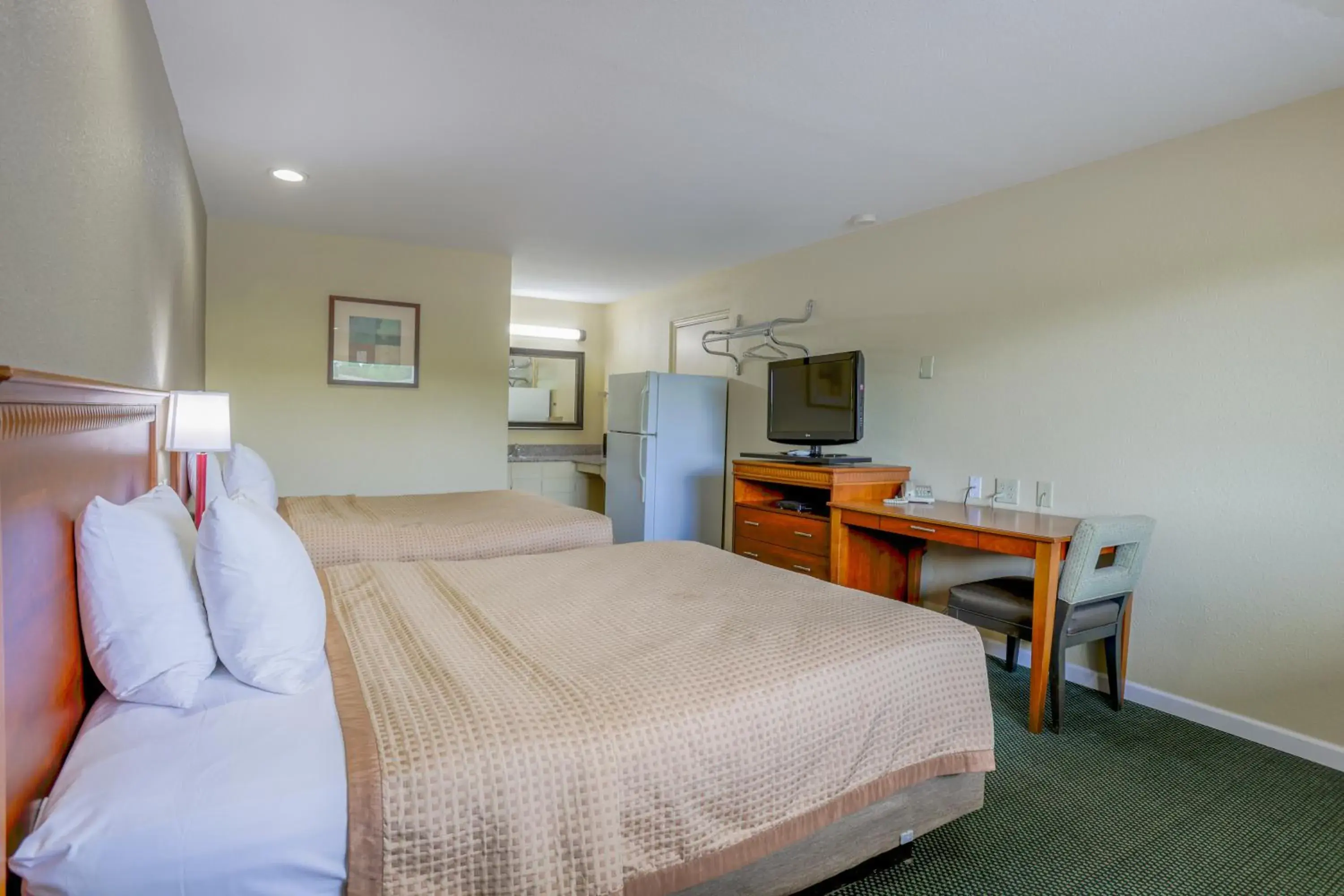 2 Queen Beds Non-Smoking in Budget Inn By OYO Natural Bridge I-81 2 Queen Beds Non-Smoking in Budget Inn By OYO Natural Bridge I-81