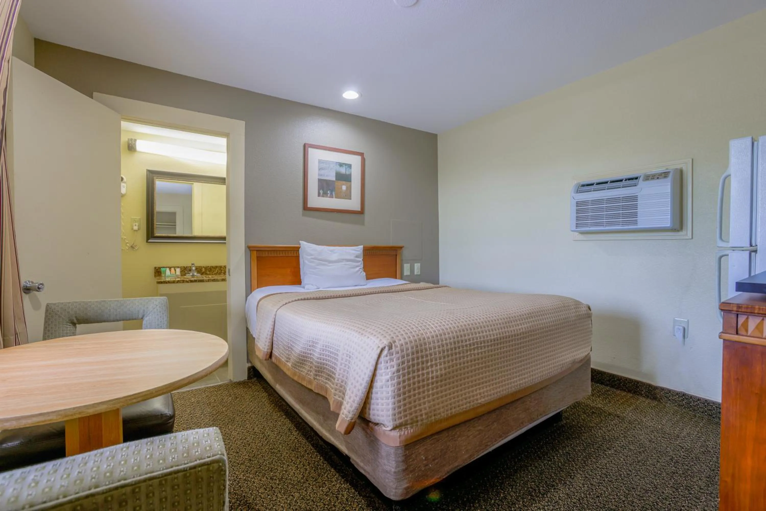 Bedroom, Bed in Budget Inn By OYO Natural Bridge I-81