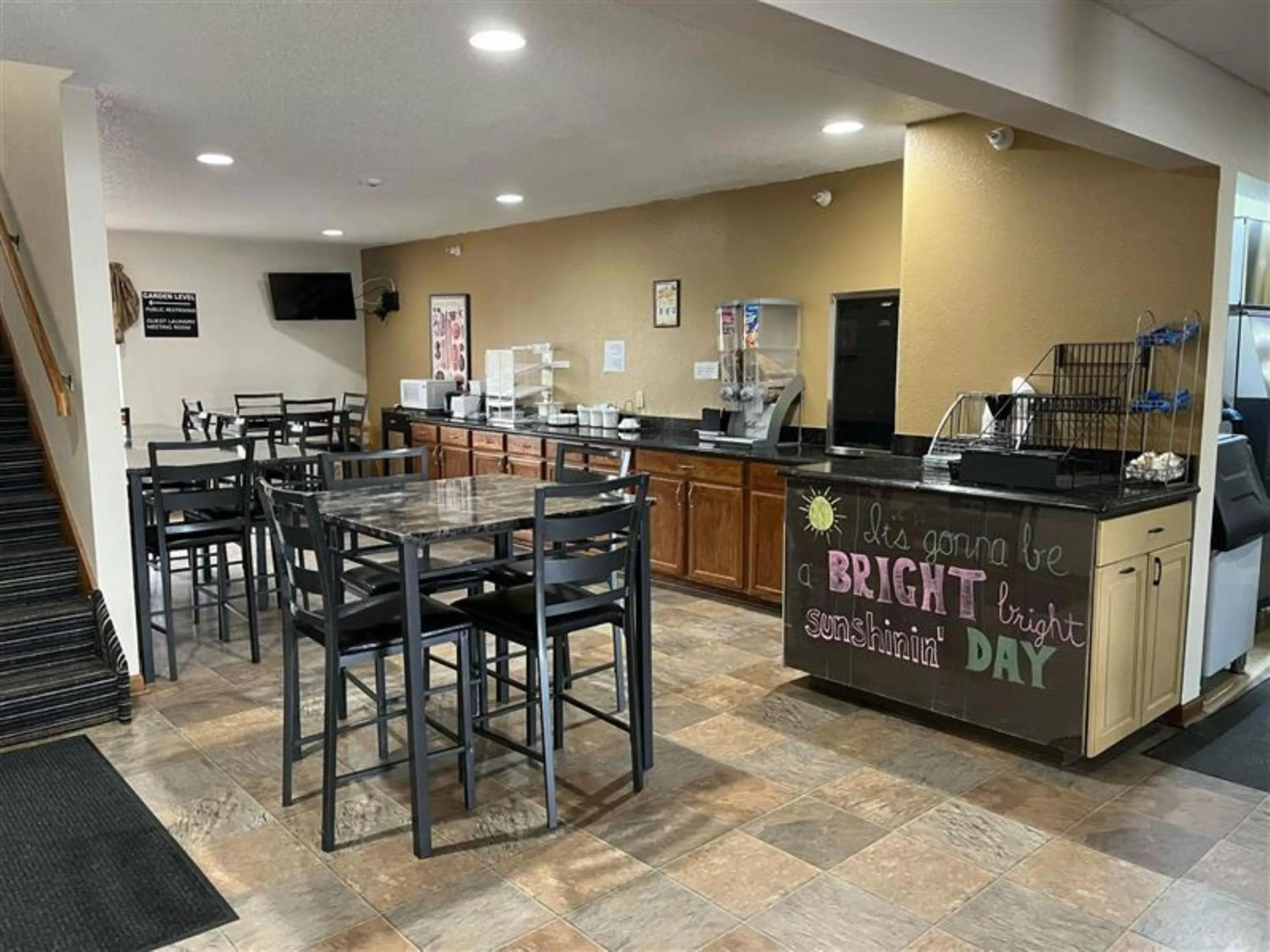 Breakfast in West Point Inn & Suits