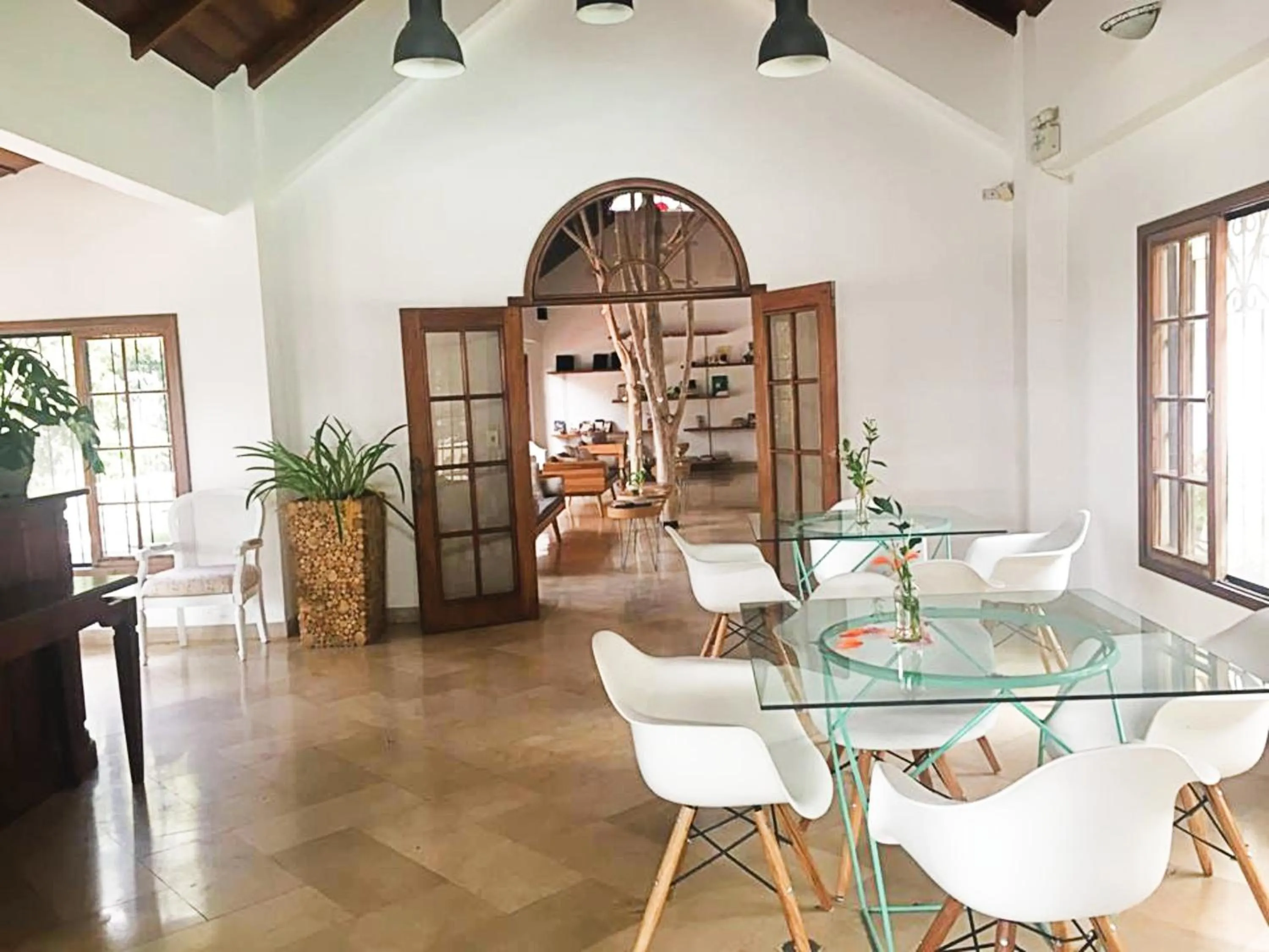 Library in Iguanazu Bed & Breakfast