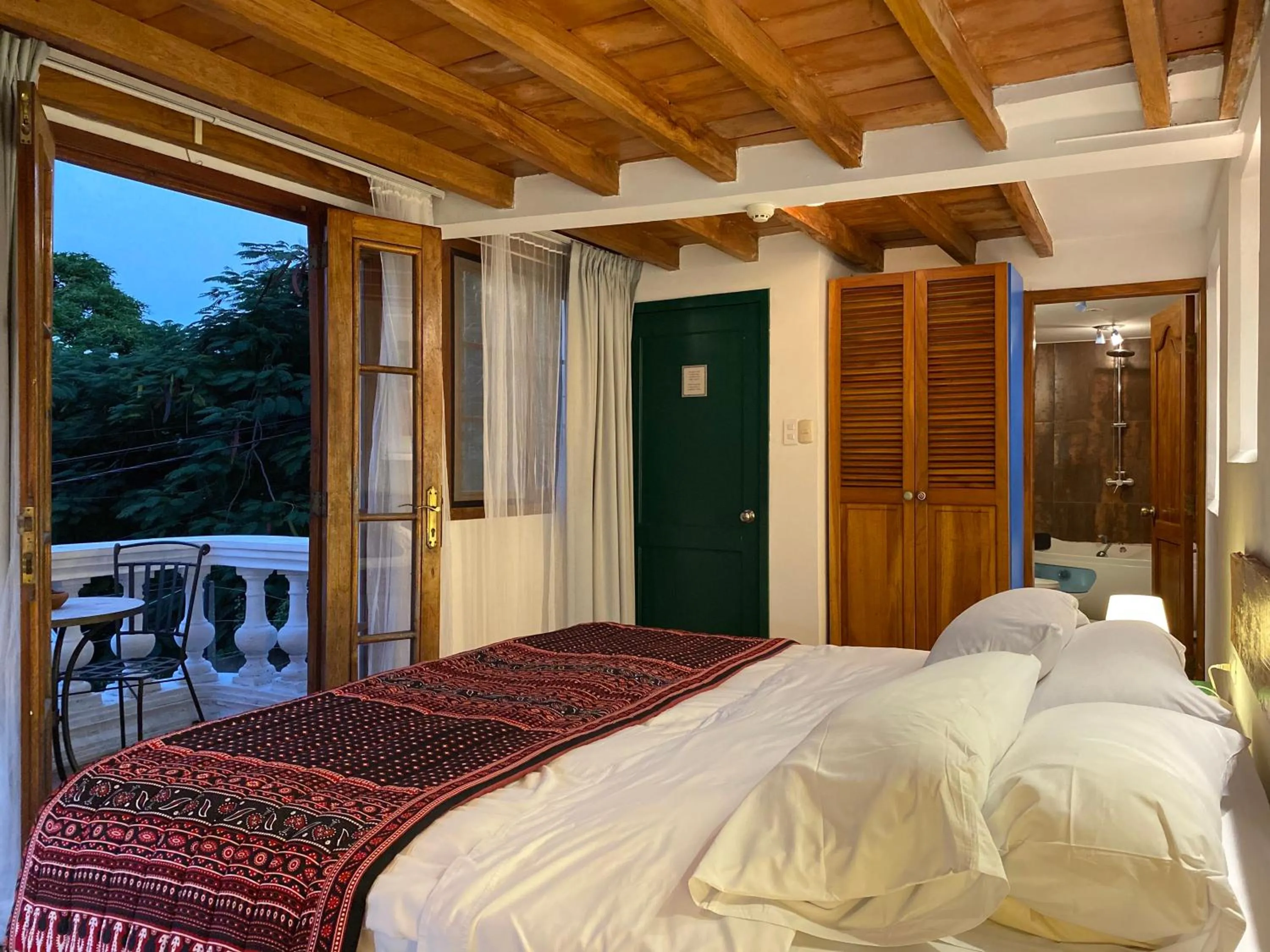 View (from property/room), Bed in Iguanazu Bed & Breakfast