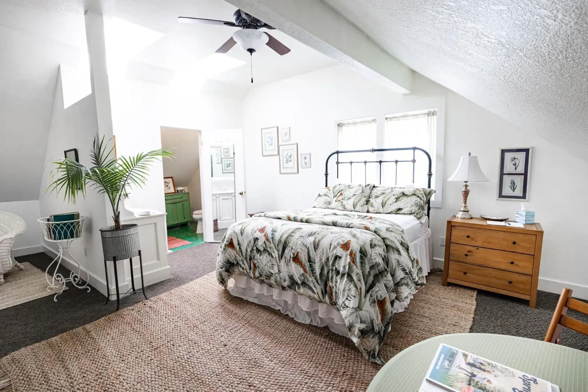 Double Room - 1 Queen Bed in Walnut Street Inn Double Room - 1 Queen Bed in Walnut Street Inn