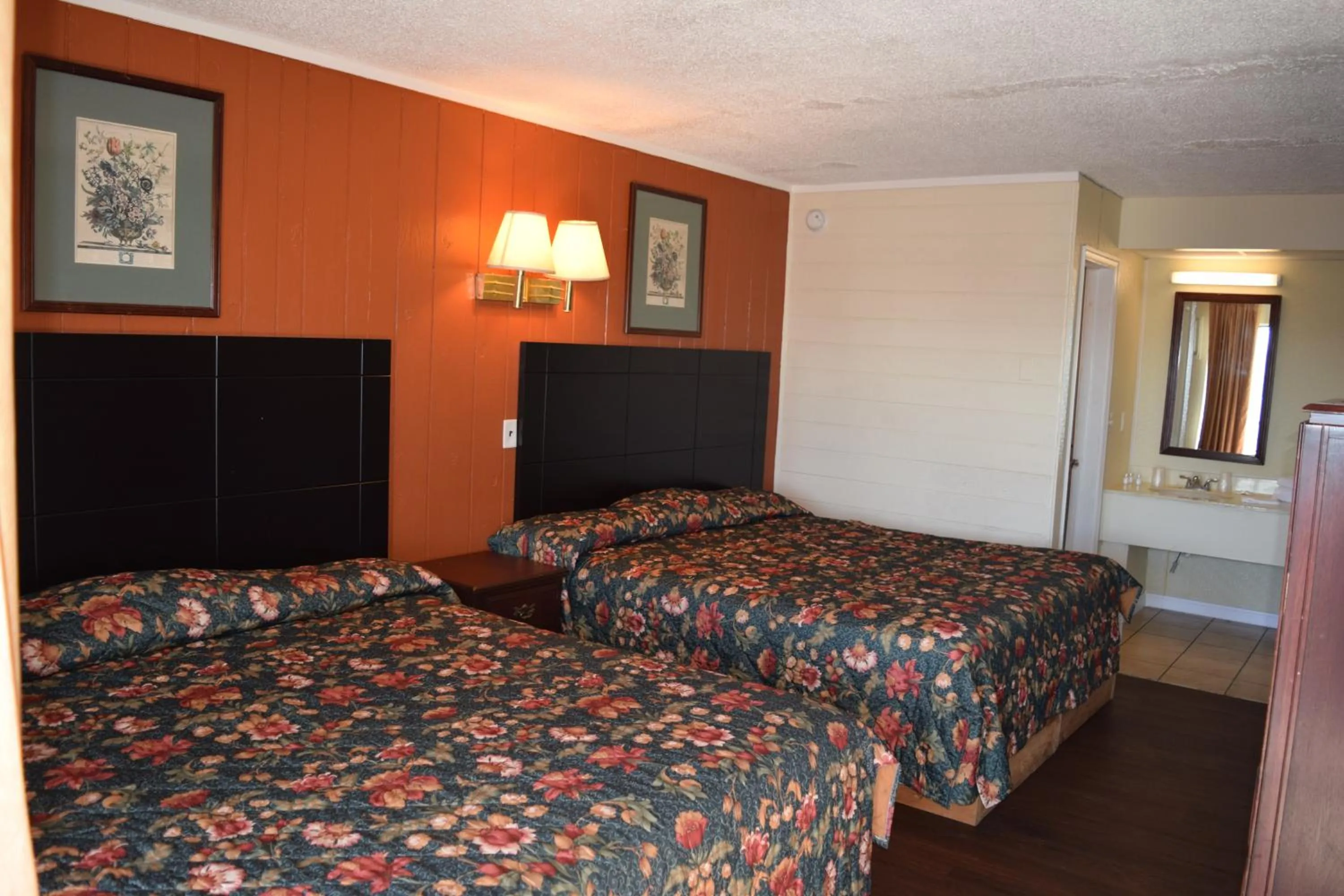 Photo of the whole room, Bed in Dry Dock Motel