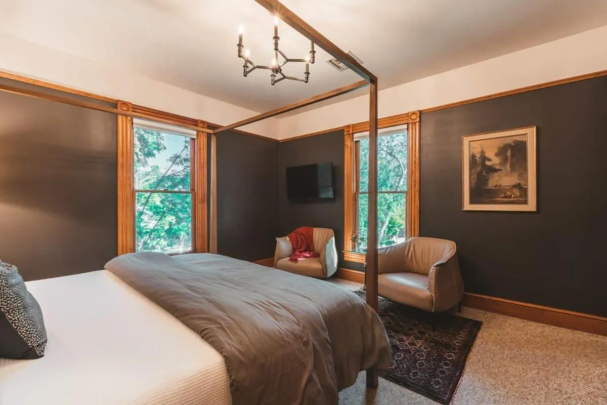 Bed in The Matriarch Heritage House- Downtown Ashland