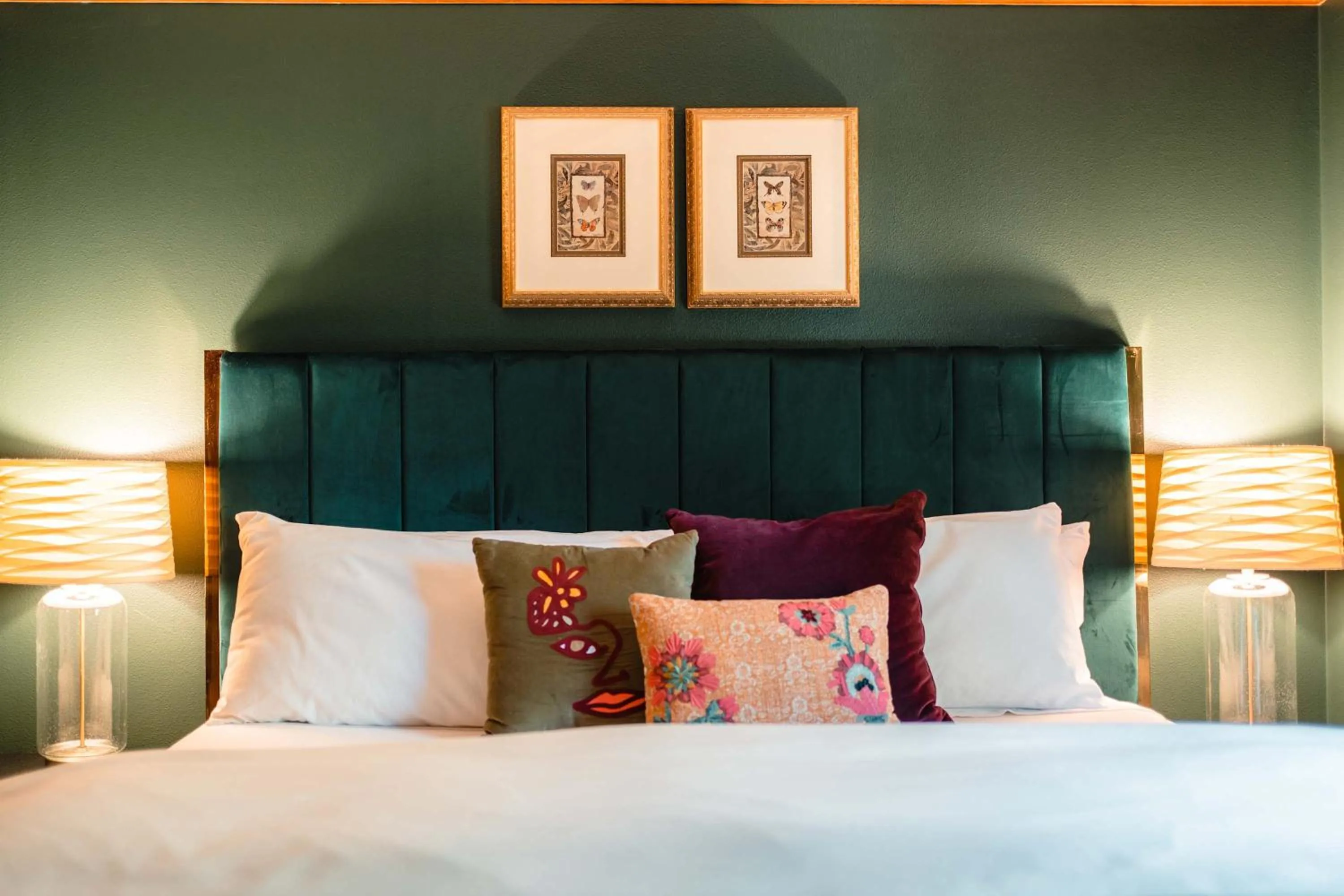 Bed in The Matriarch Heritage House- Downtown Ashland