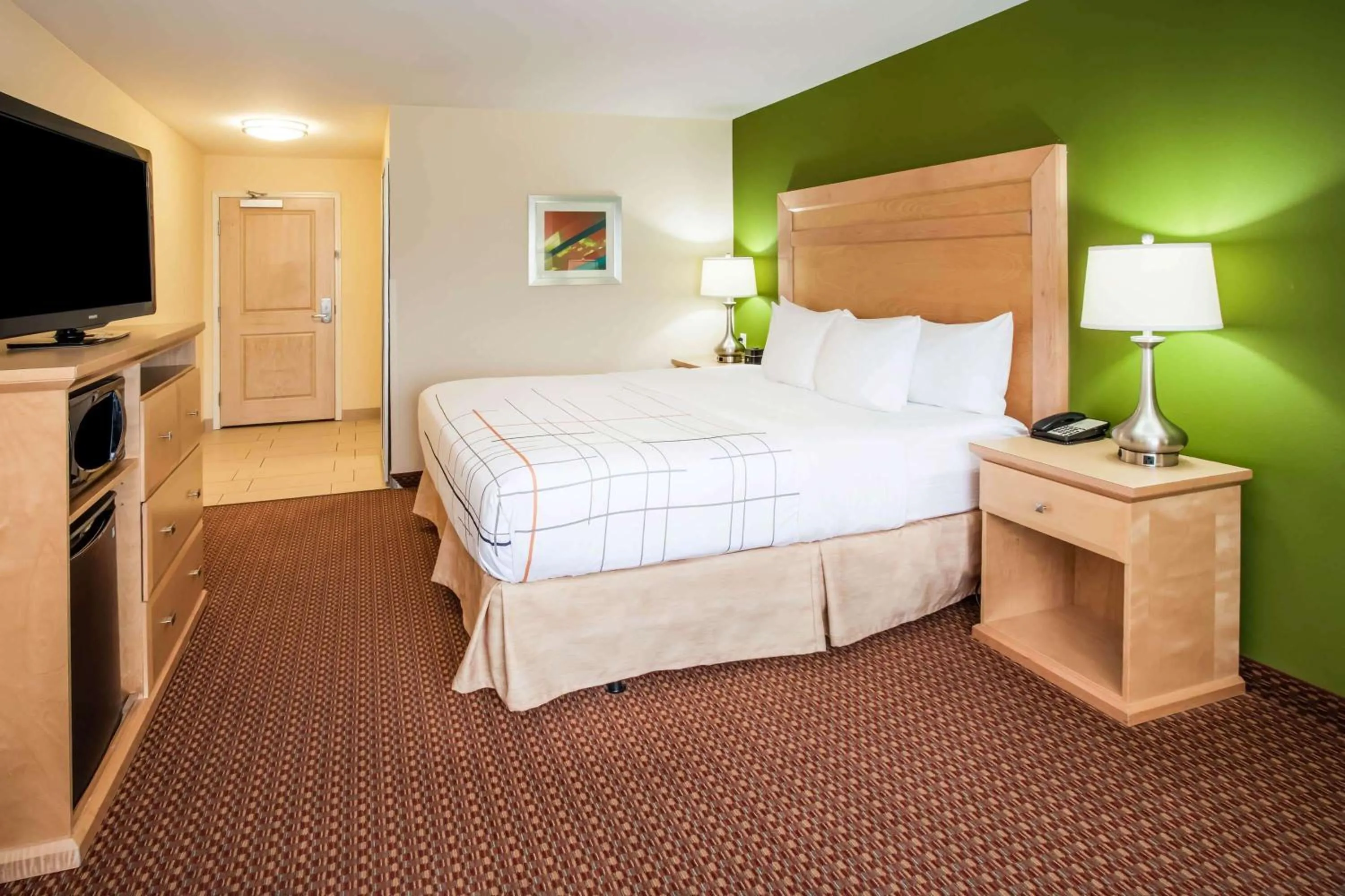 Photo of the whole room, Bed in La Quinta by Wyndham Rochester Mayo Clinic Area South