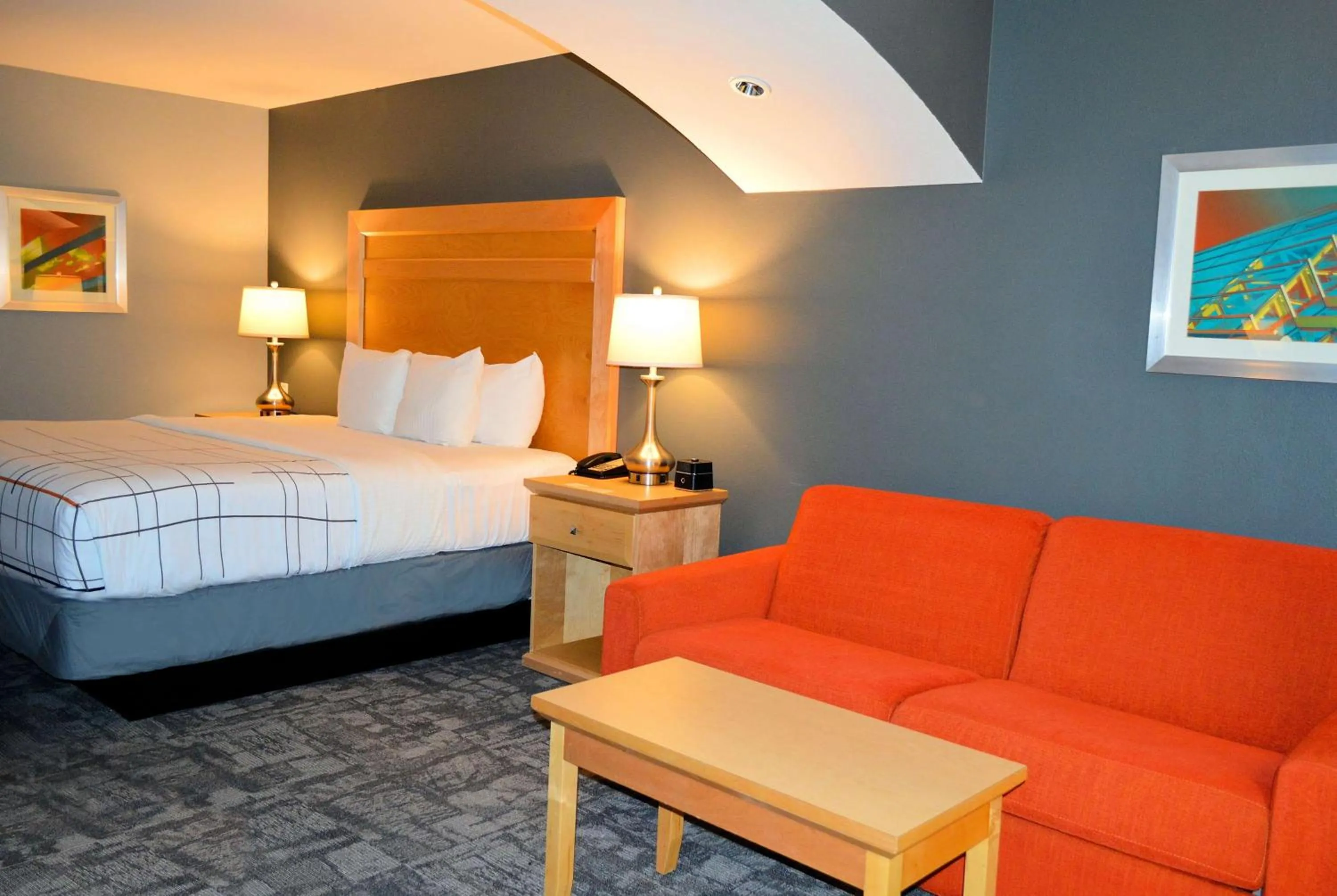 Photo of the whole room, Bed in La Quinta by Wyndham Rochester Mayo Clinic Area South