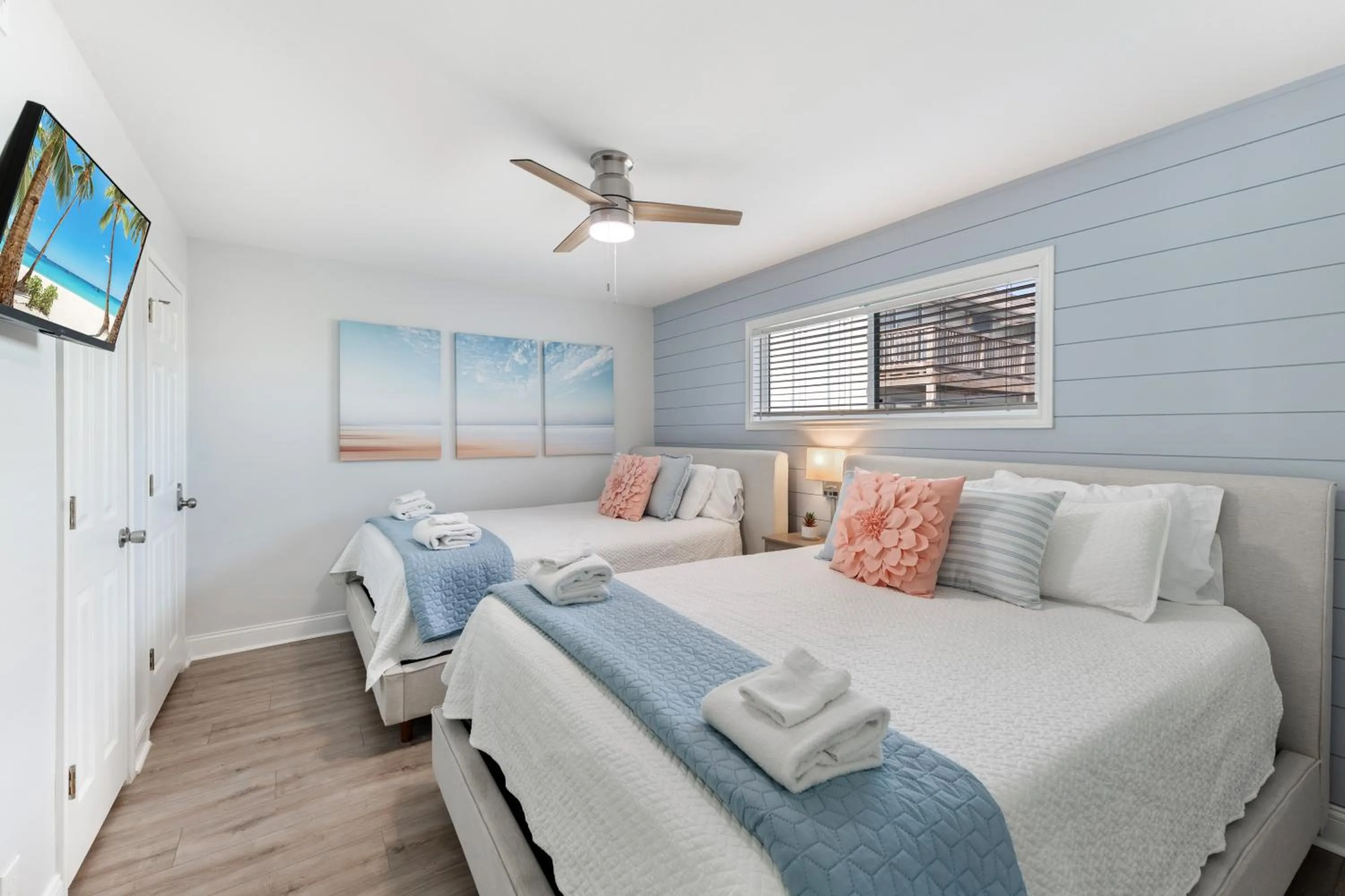 Other, Bed in Chasing Waves BH201