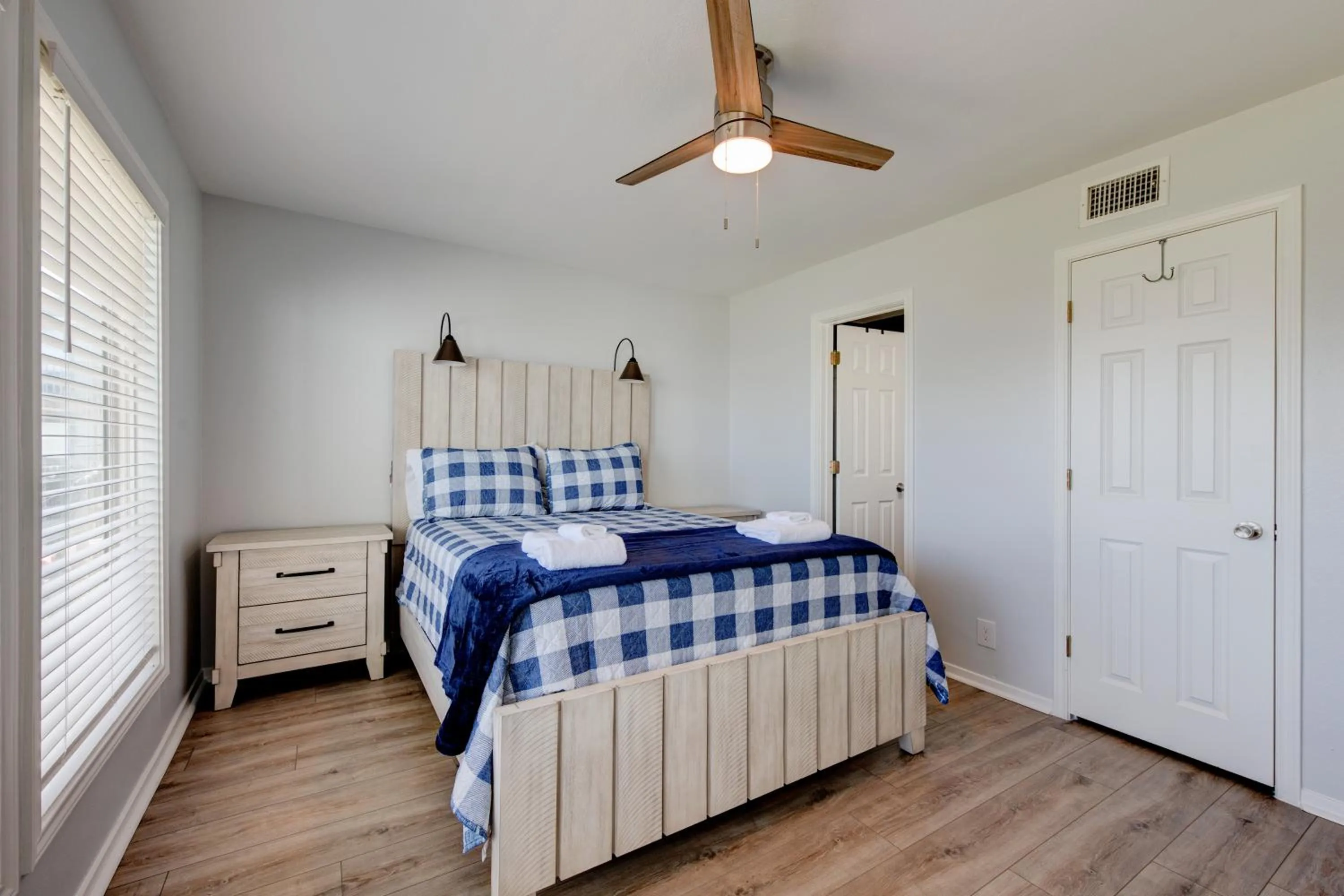 Other, Bed in Chasing Waves BH201