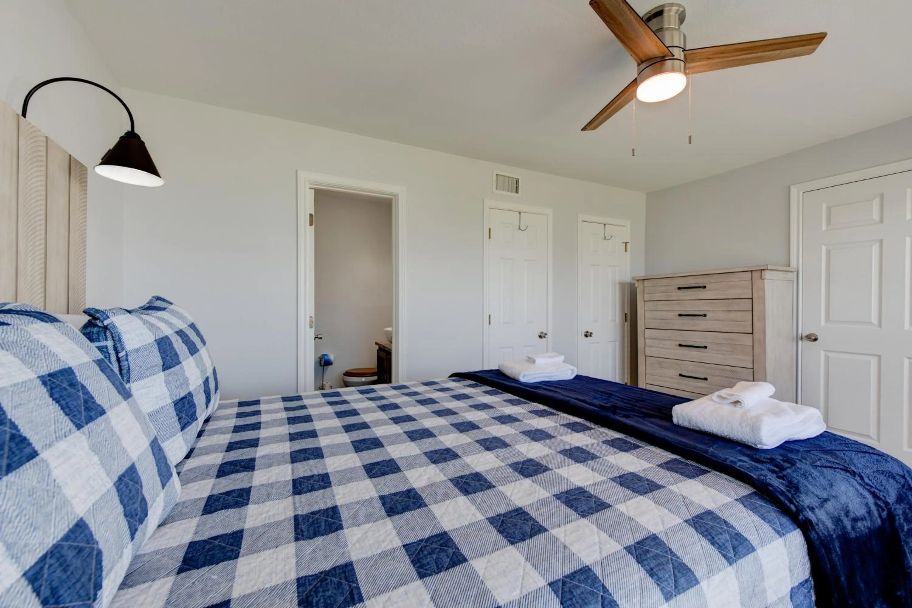 Other, Bed in Chasing Waves BH201