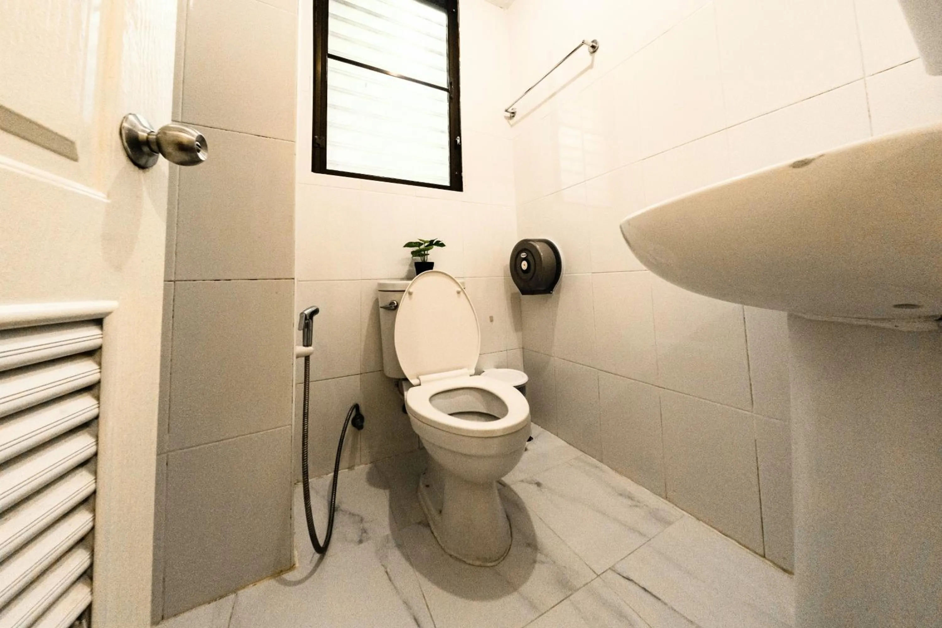 Toilet in Back Home Backpackers Hostel