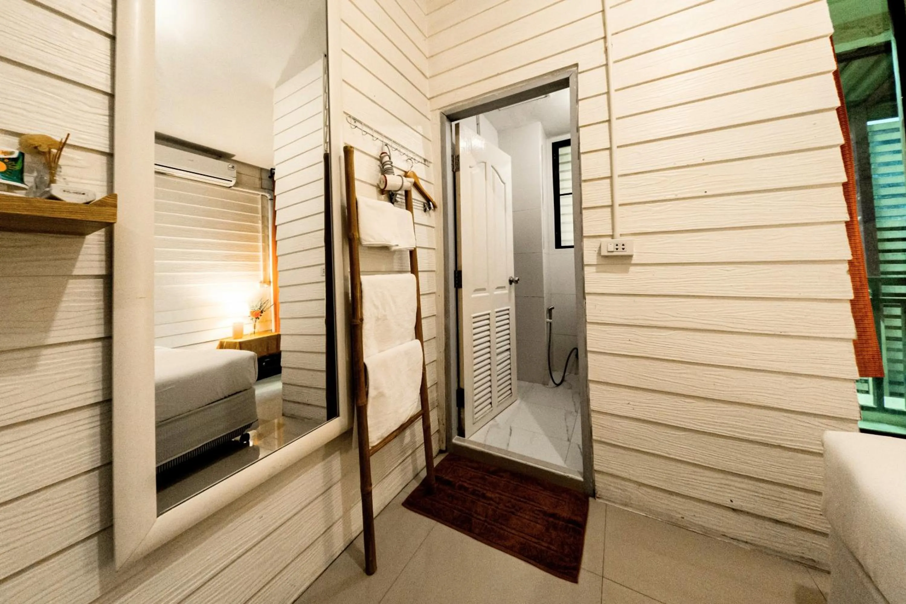 Photo of the whole room, Bed in Back Home Backpackers Hostel