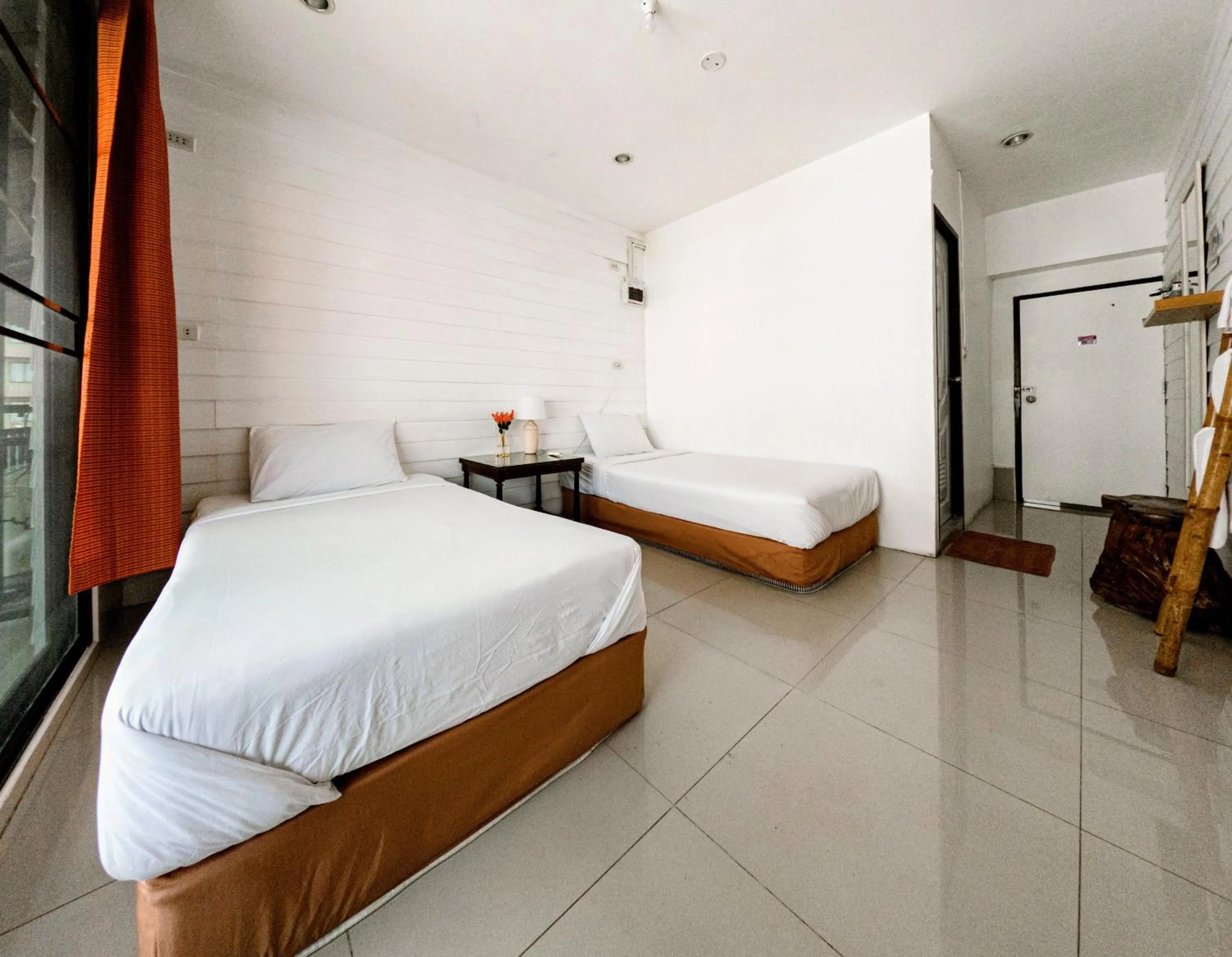 Photo of the whole room, Bed in Back Home Backpackers Hostel