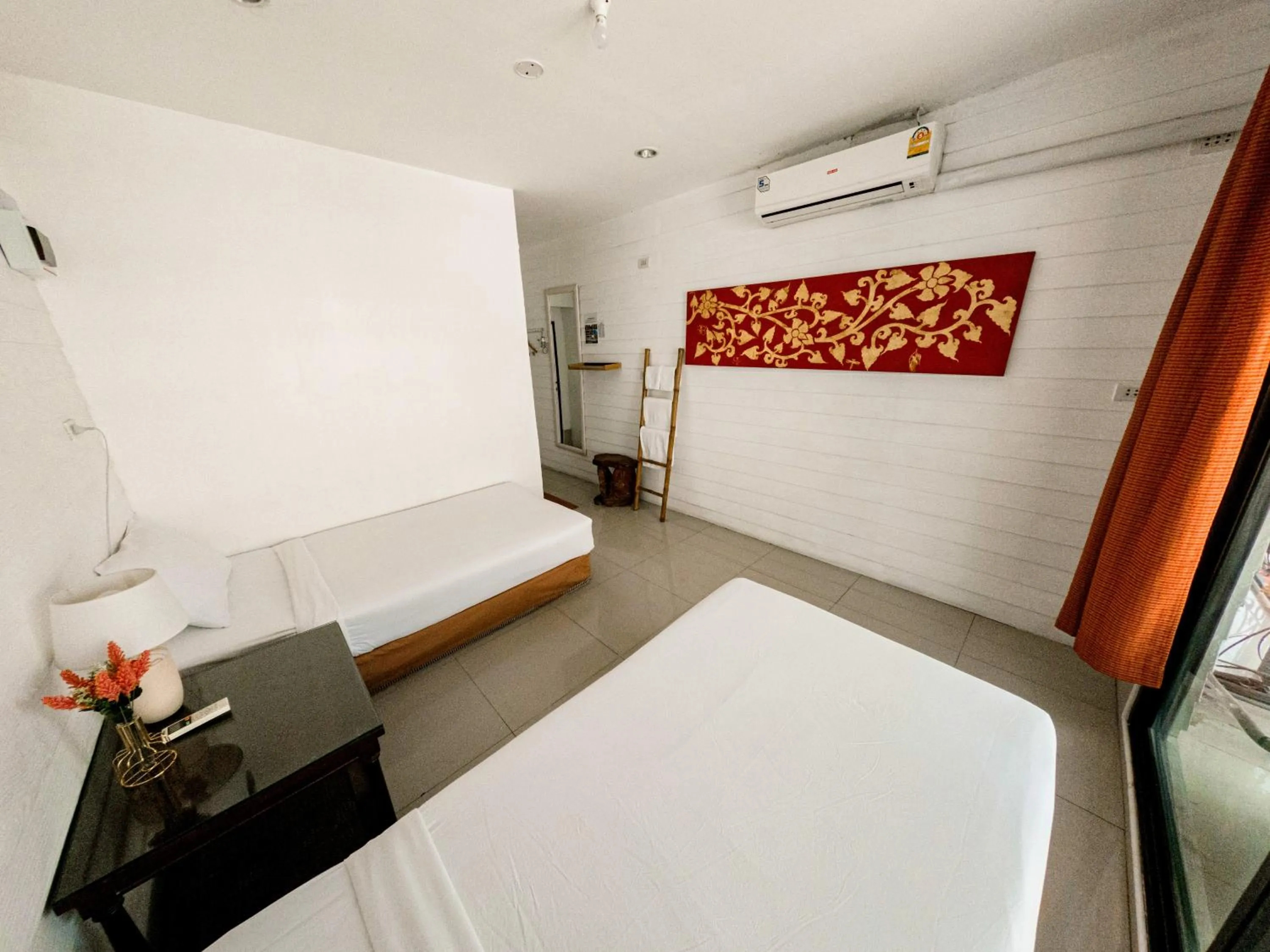 Photo of the whole room, Bed in Back Home Backpackers Hostel
