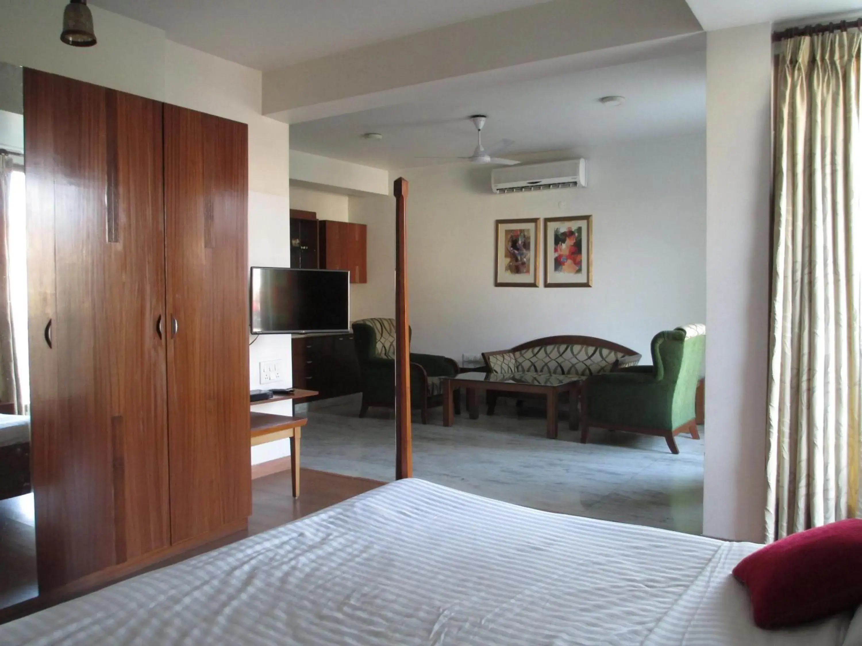 Suite with Balcony - single occupancy in East End Retreat Suite with Balcony - single occupancy in East End Retreat