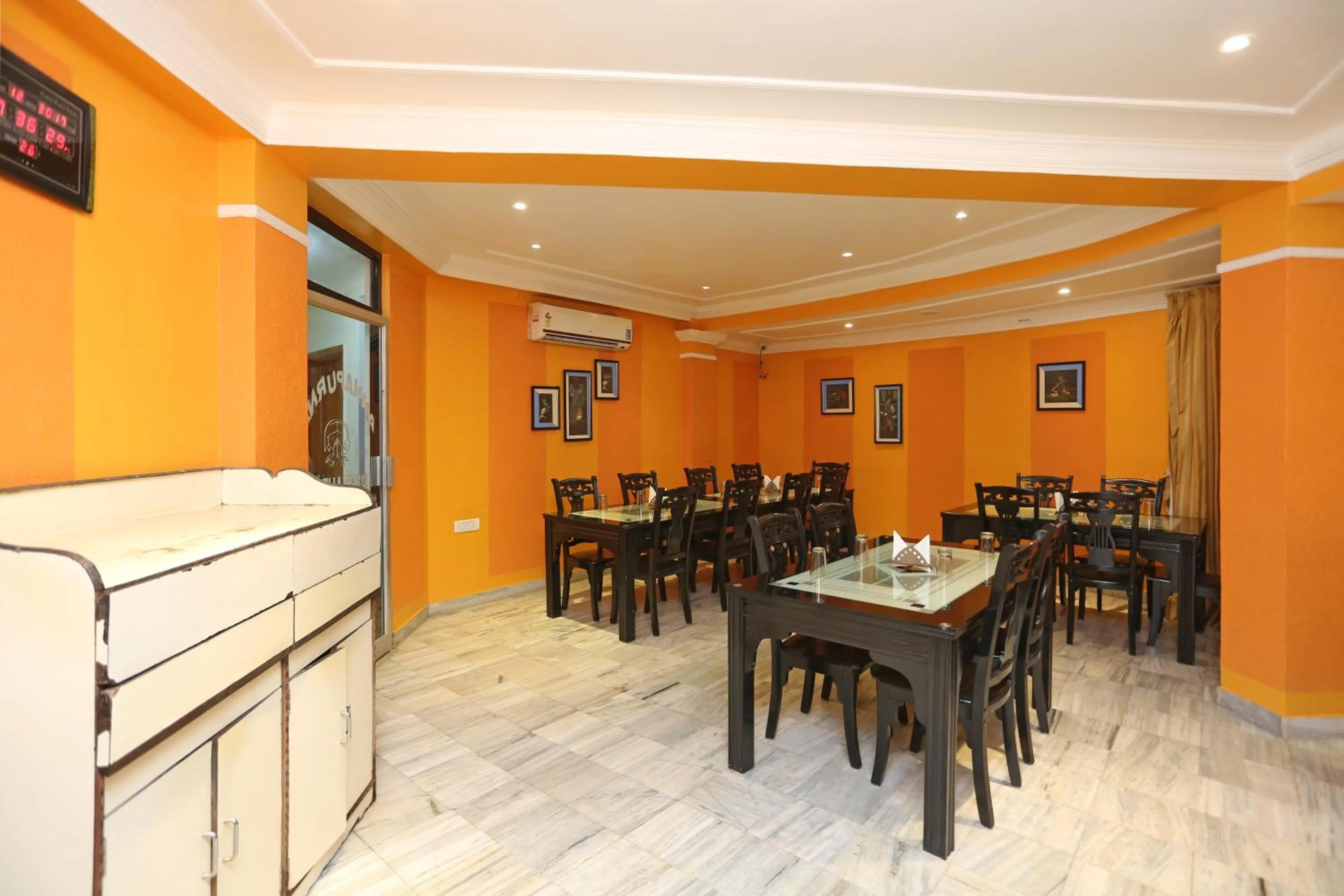 Restaurant/places to eat in Hotel Niladri