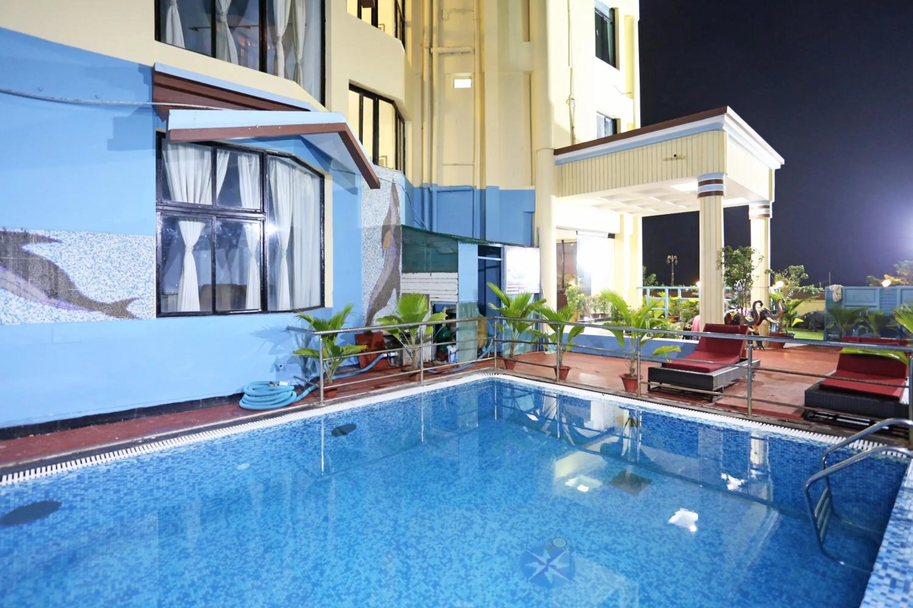 Swimming pool in Hotel Niladri