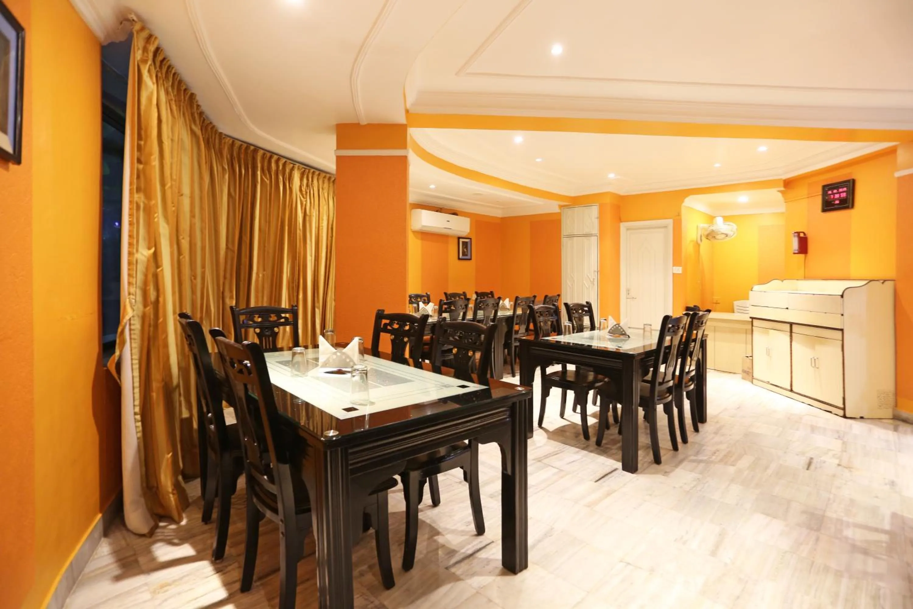 Restaurant/places to eat in Hotel Niladri