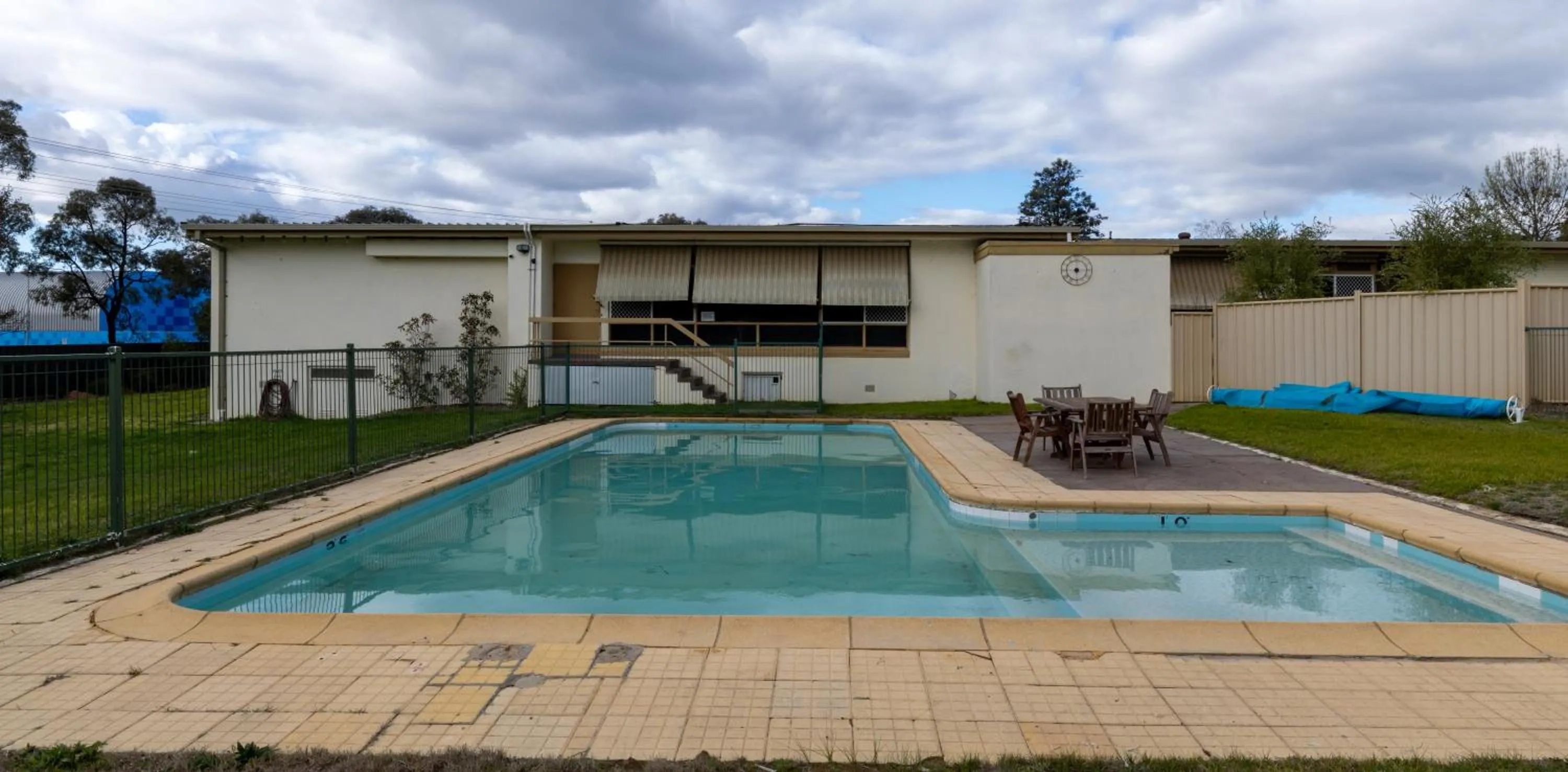 Swimming pool in Golden Hills Motel