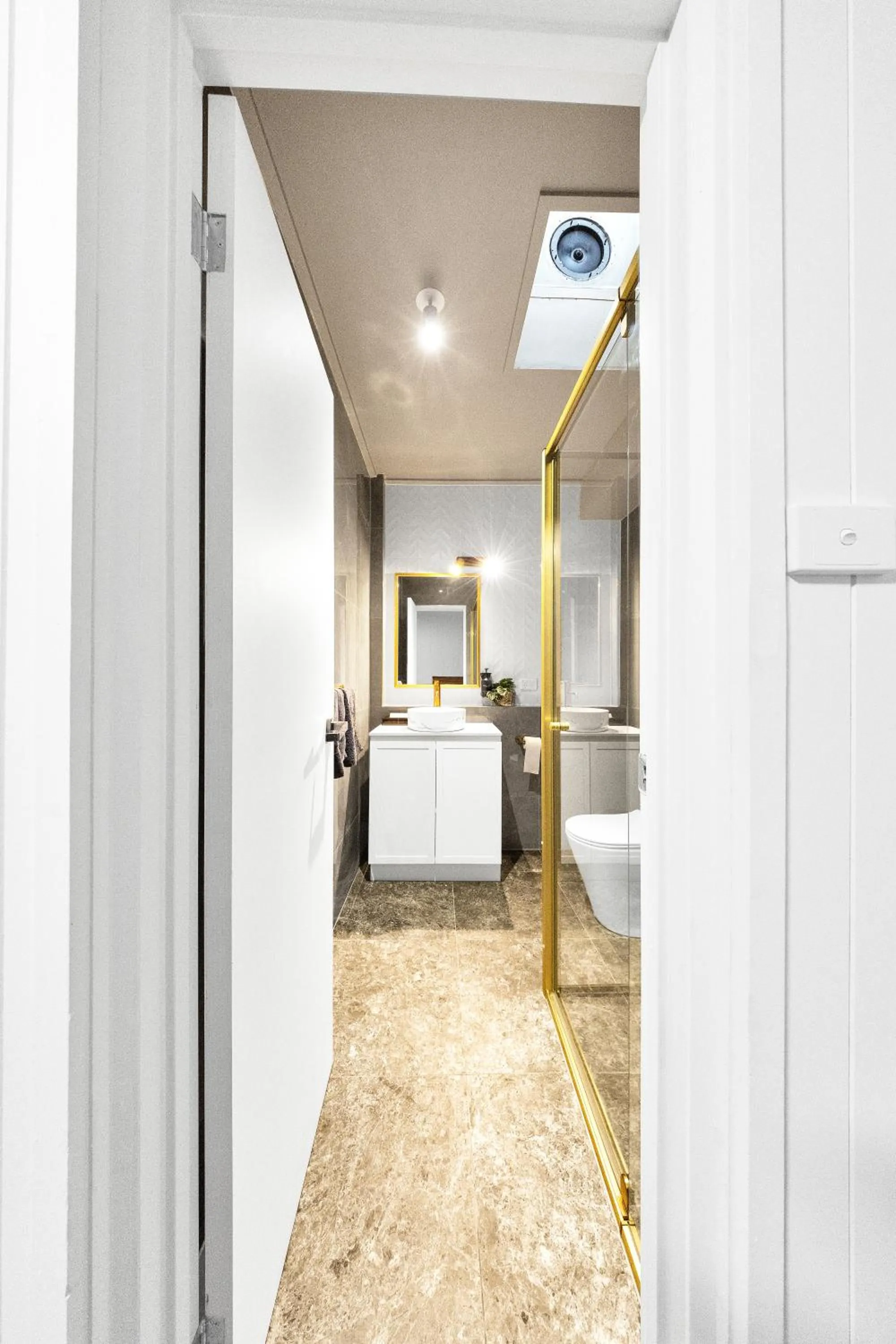 Bathroom in Golden Hills Motel