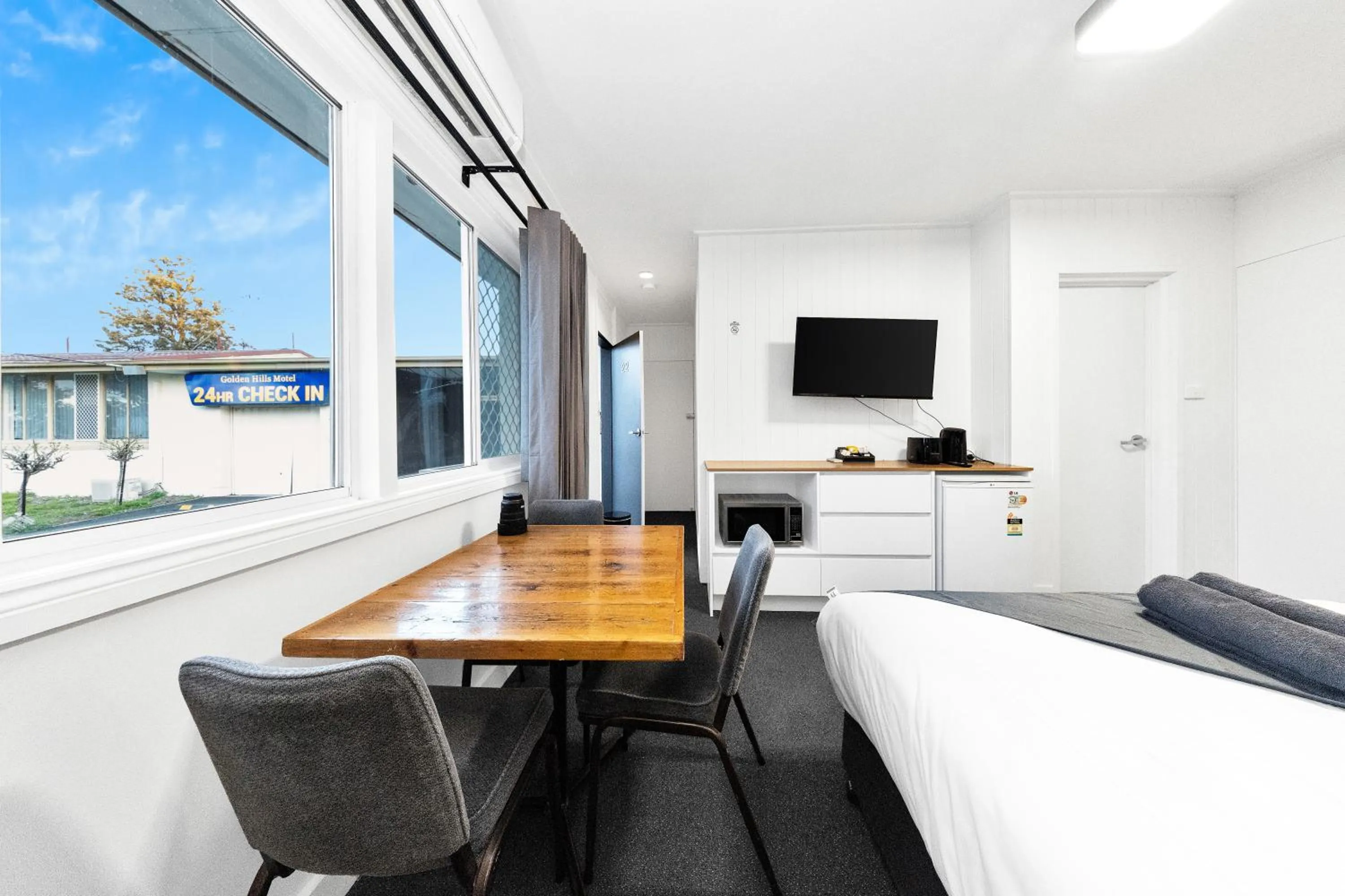 Dining area in Golden Hills Motel