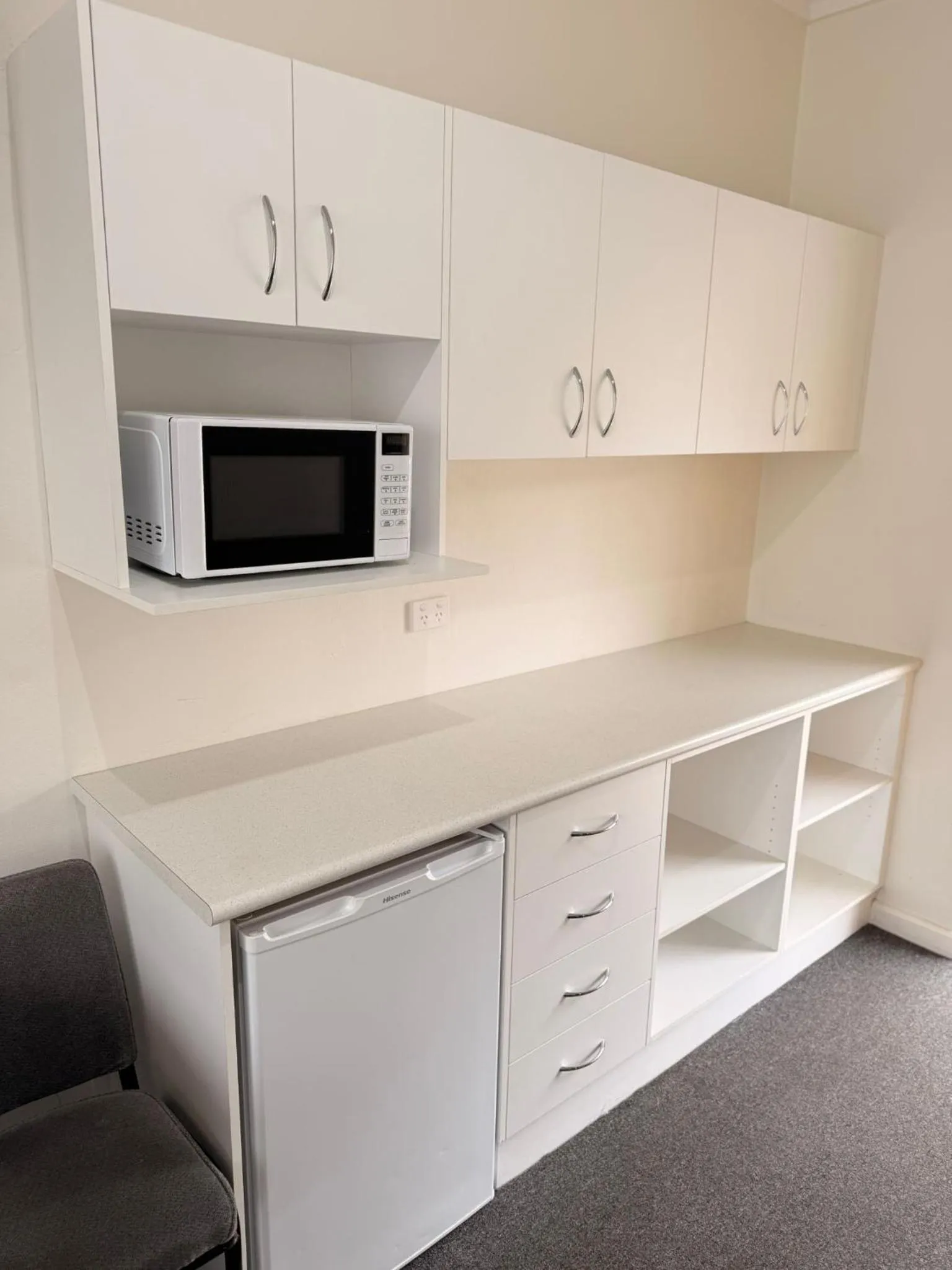 Kitchen or kitchenette in Golden Hills Motel