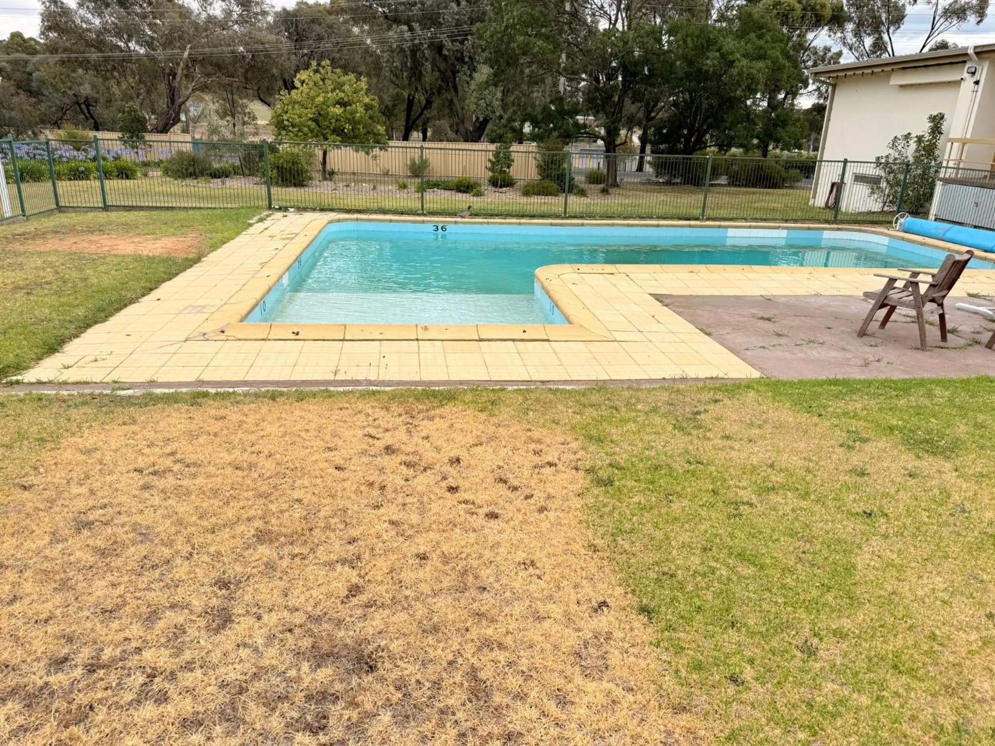 Swimming pool in Golden Hills Motel