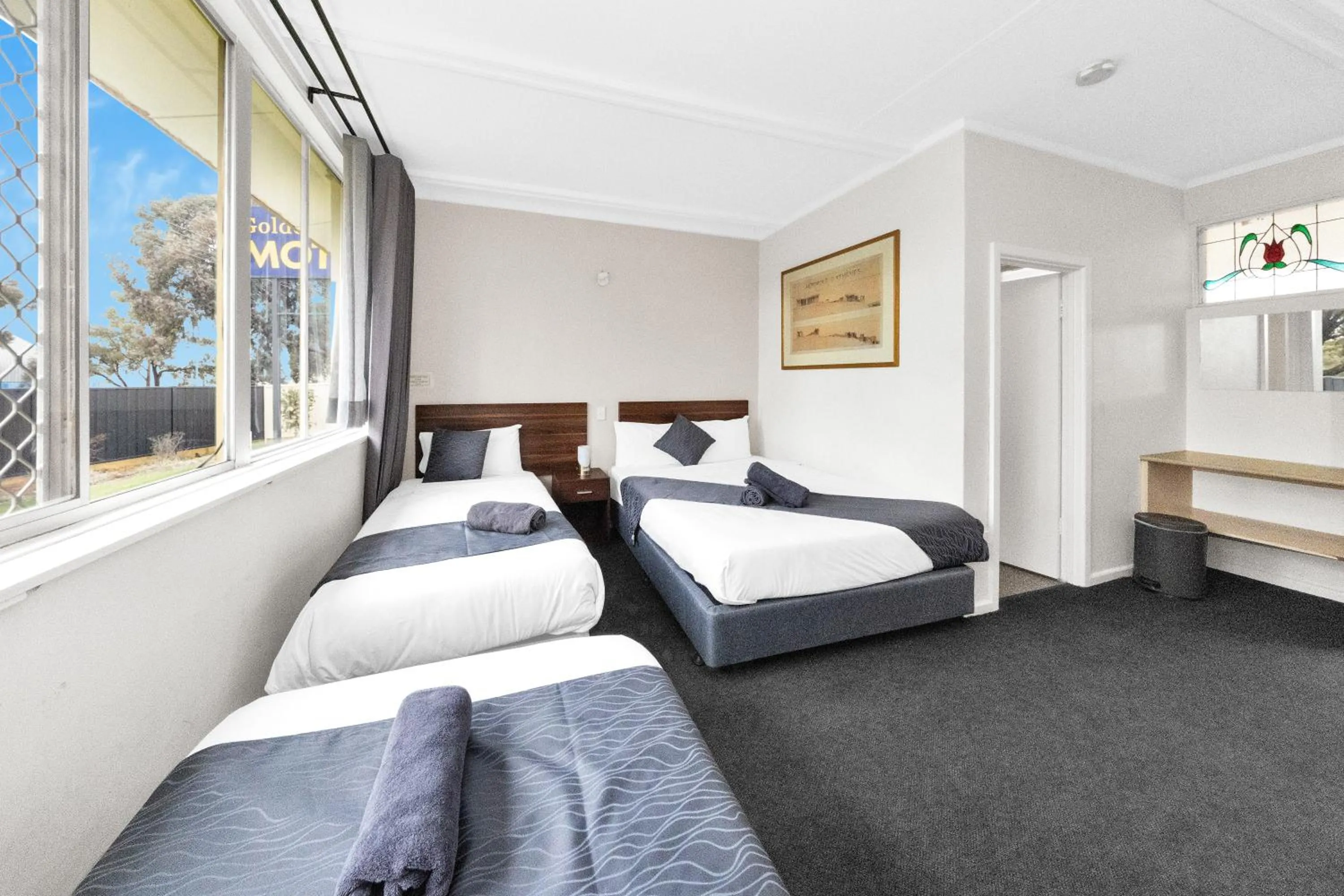 Photo of the whole room, Bed in Golden Hills Motel