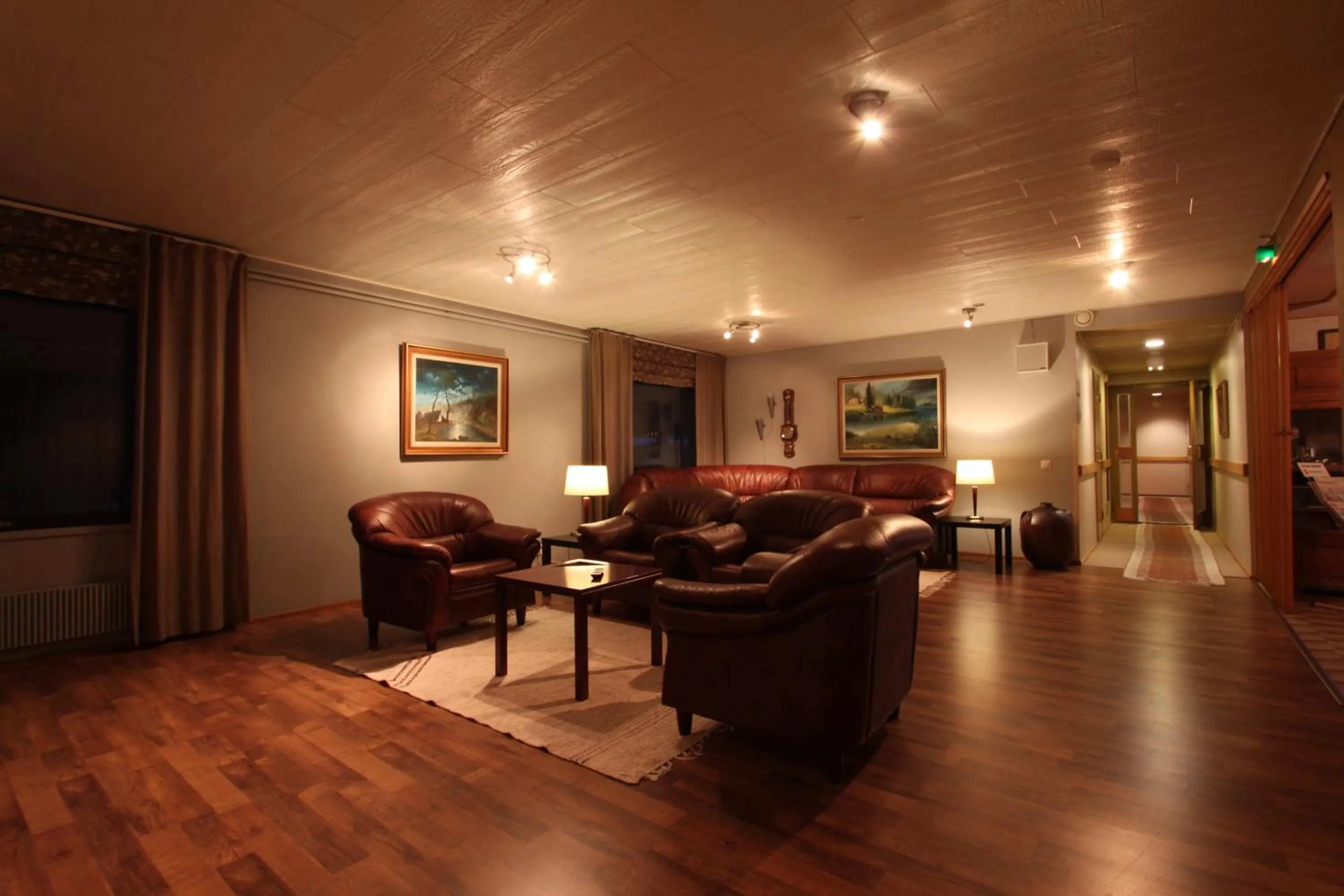 Communal lounge/ TV room in Hotelli Jussan Tupa