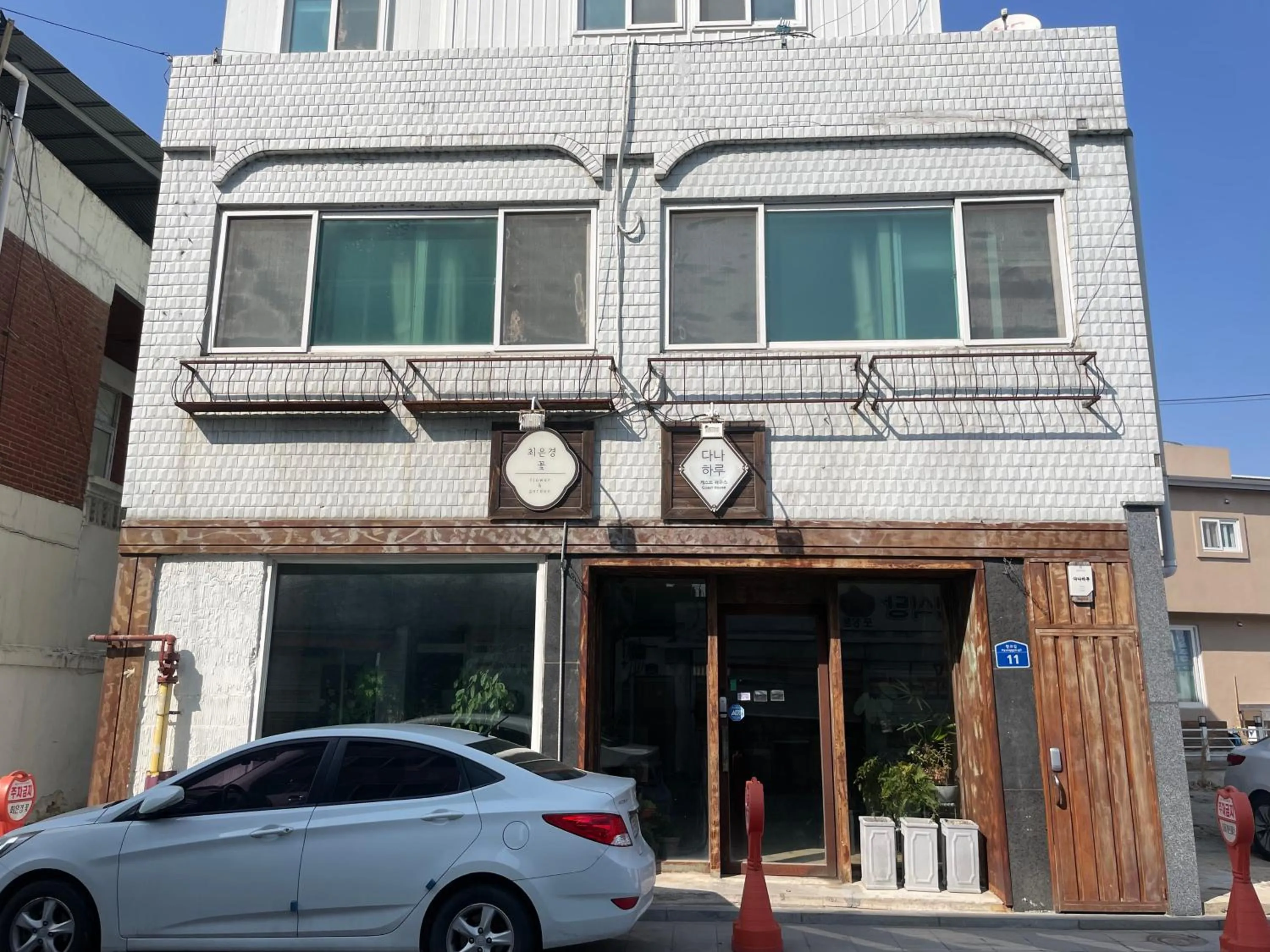 Facade/entrance in Danaharu Guesthouse