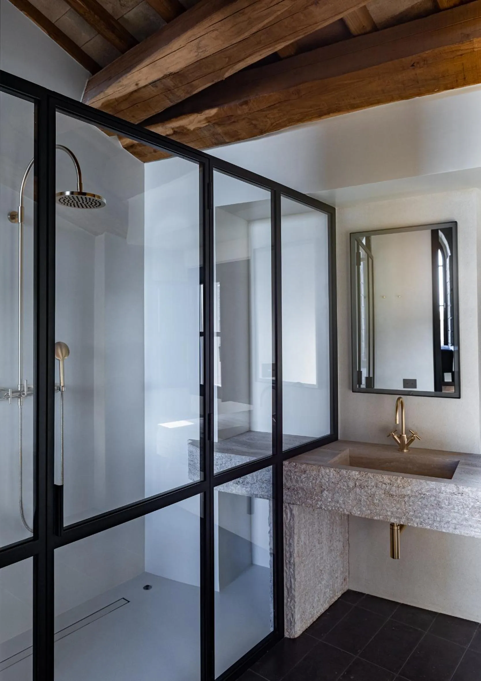 Shower in Palazzo Petrvs