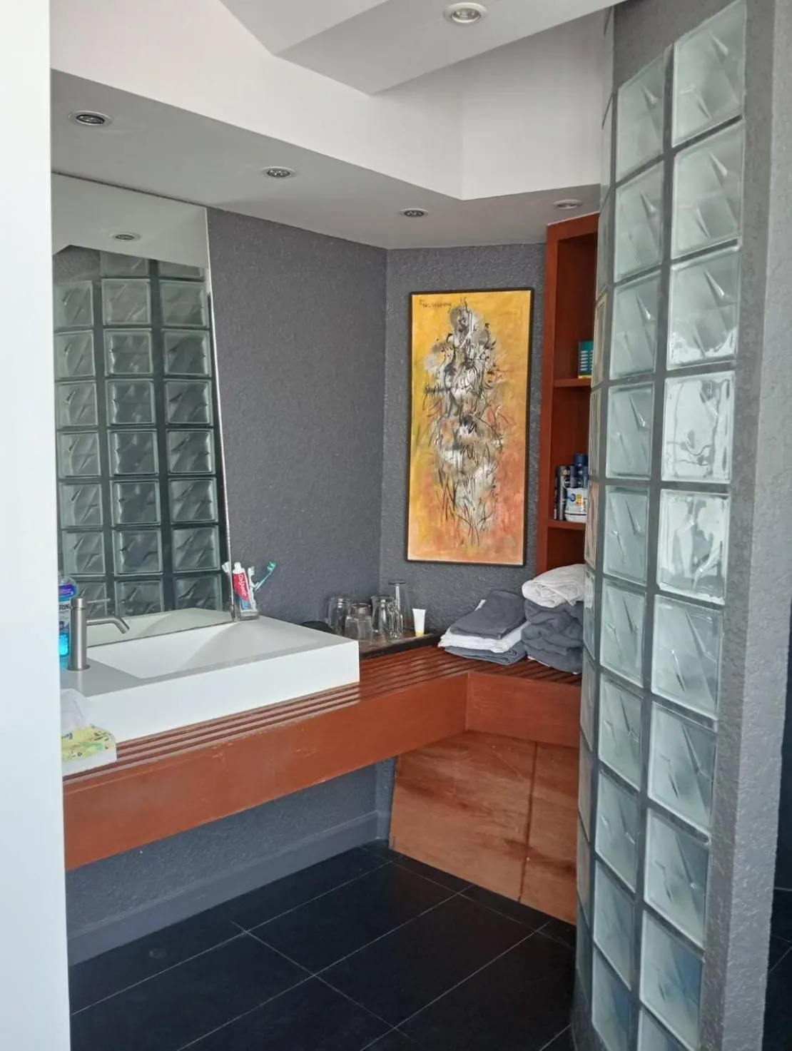 Bathroom in Pasadena Lodge