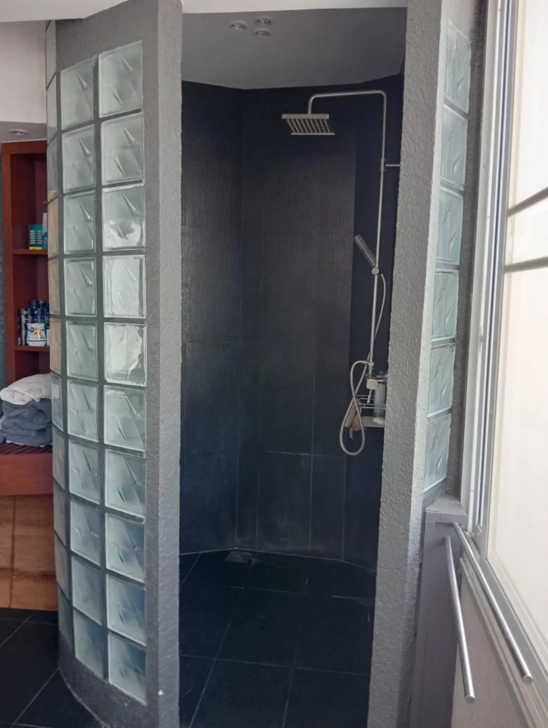 Bathroom in Pasadena Lodge