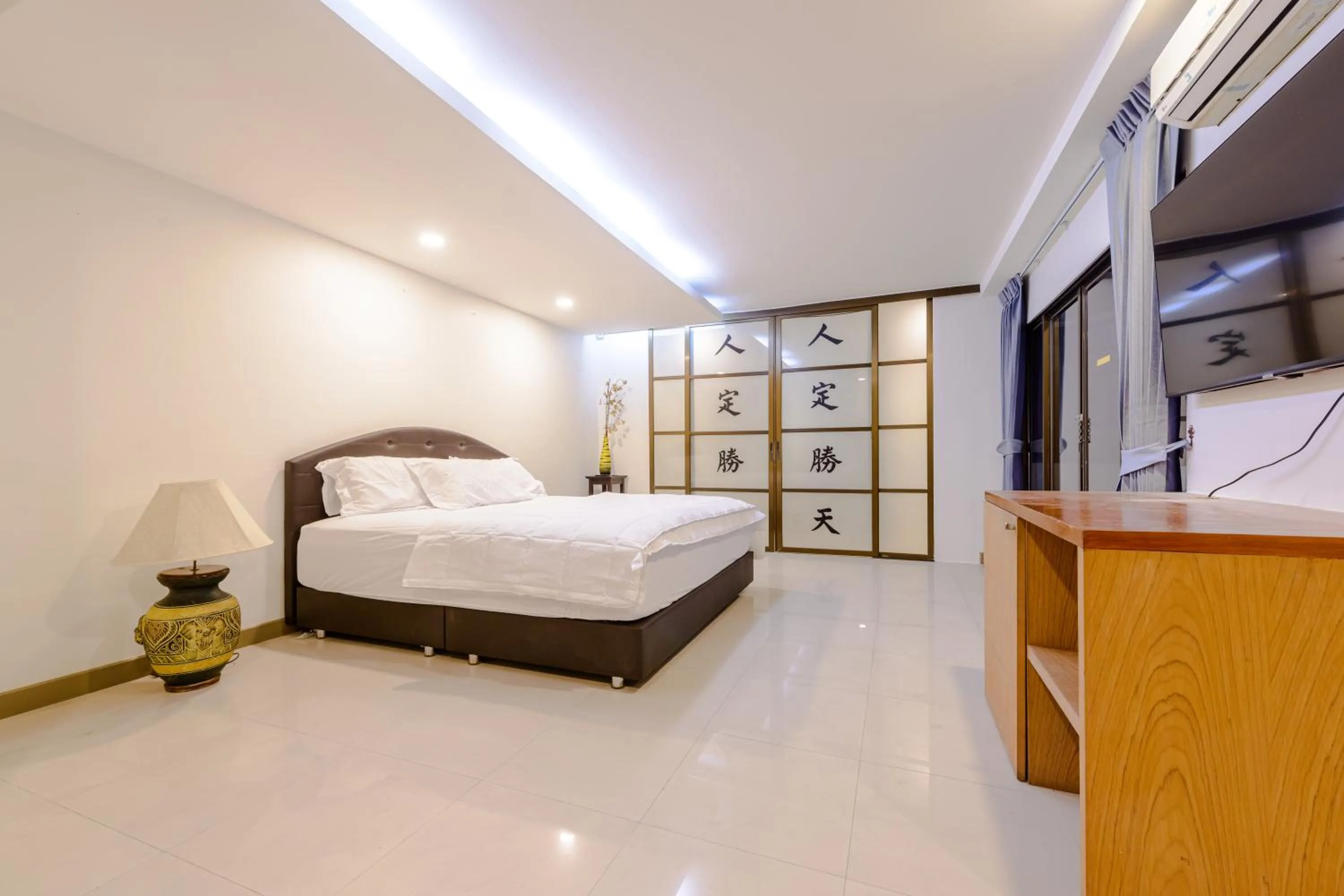 Photo of the whole room, Bed in Pasadena Lodge